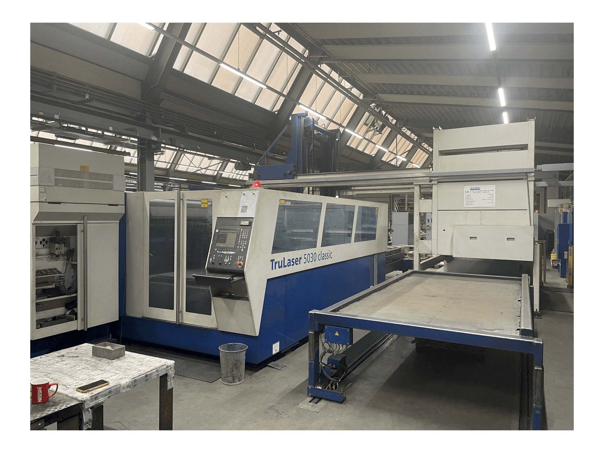 Rechte Ansicht der Trumpf L5030 Classic + Pallet Master Maschine