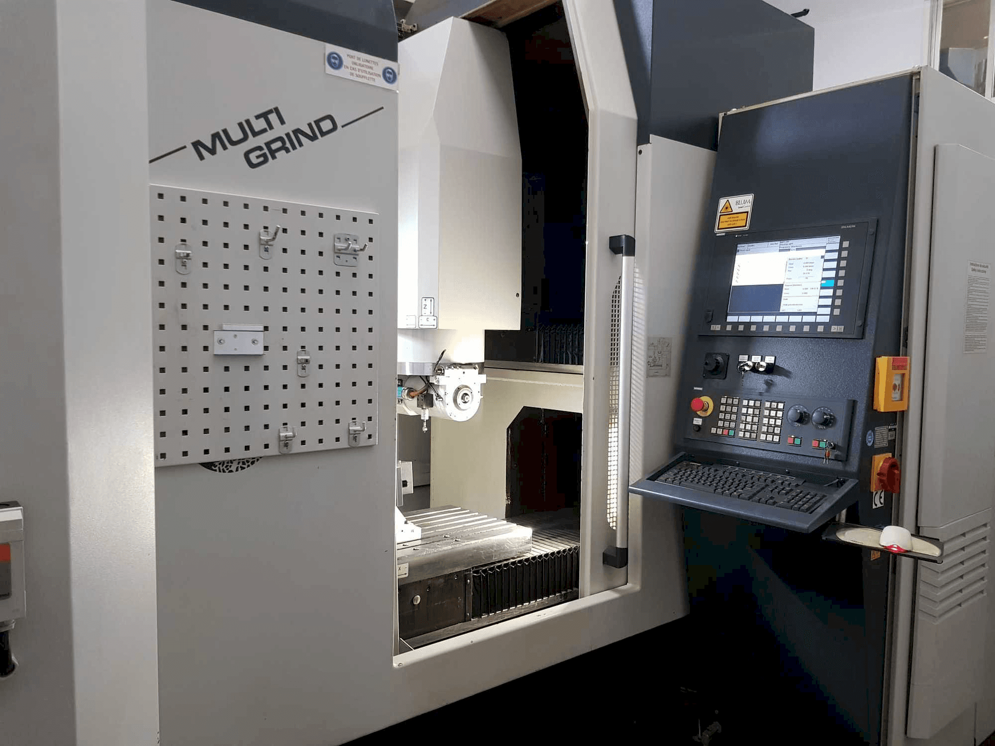 Multi Grind CNC-Maschine in der Frontansicht mit Bedienfeld, Ablagefläche und offenem Arbeitsbereich.