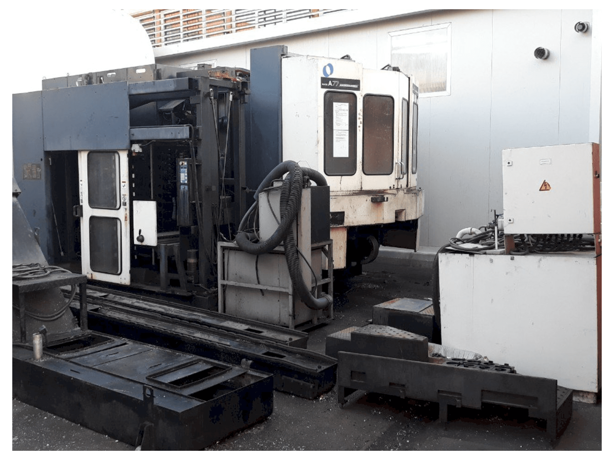 Frontansicht der Makino A77 Maschine