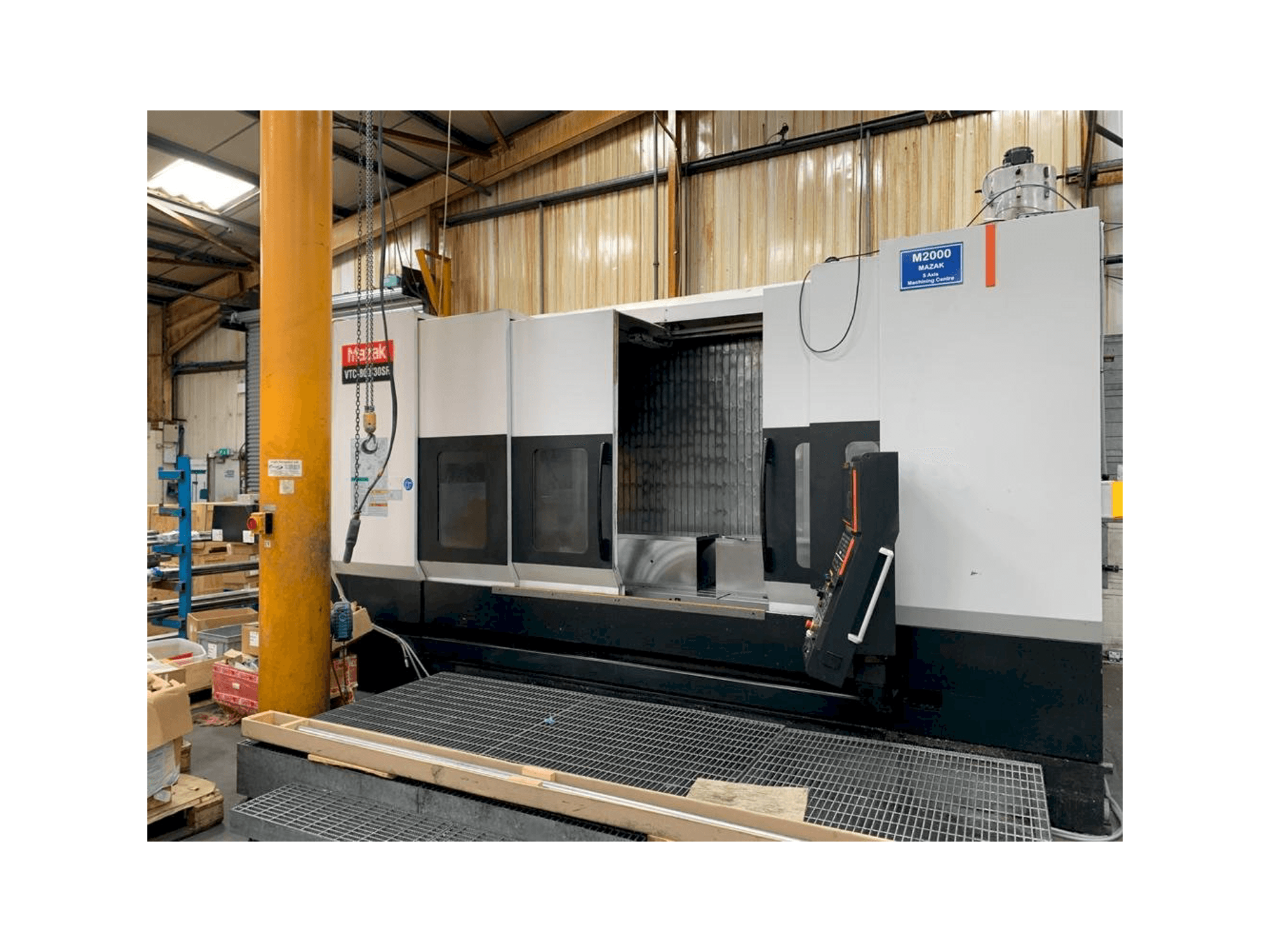 Frontansicht der Mazak VTC-800/30SR Maschine