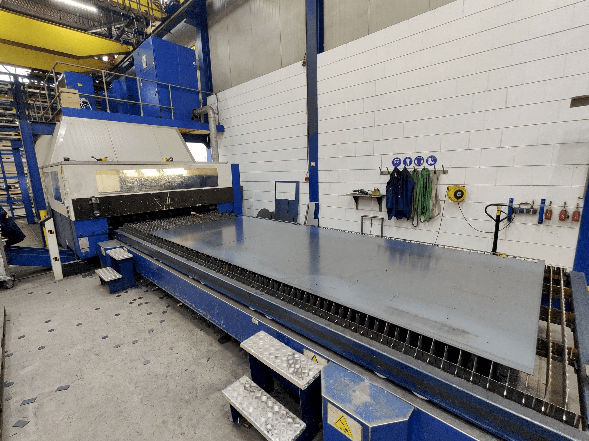 Frontansicht der Trumpf Trumatic L 6050 6kW CO2 Maschine