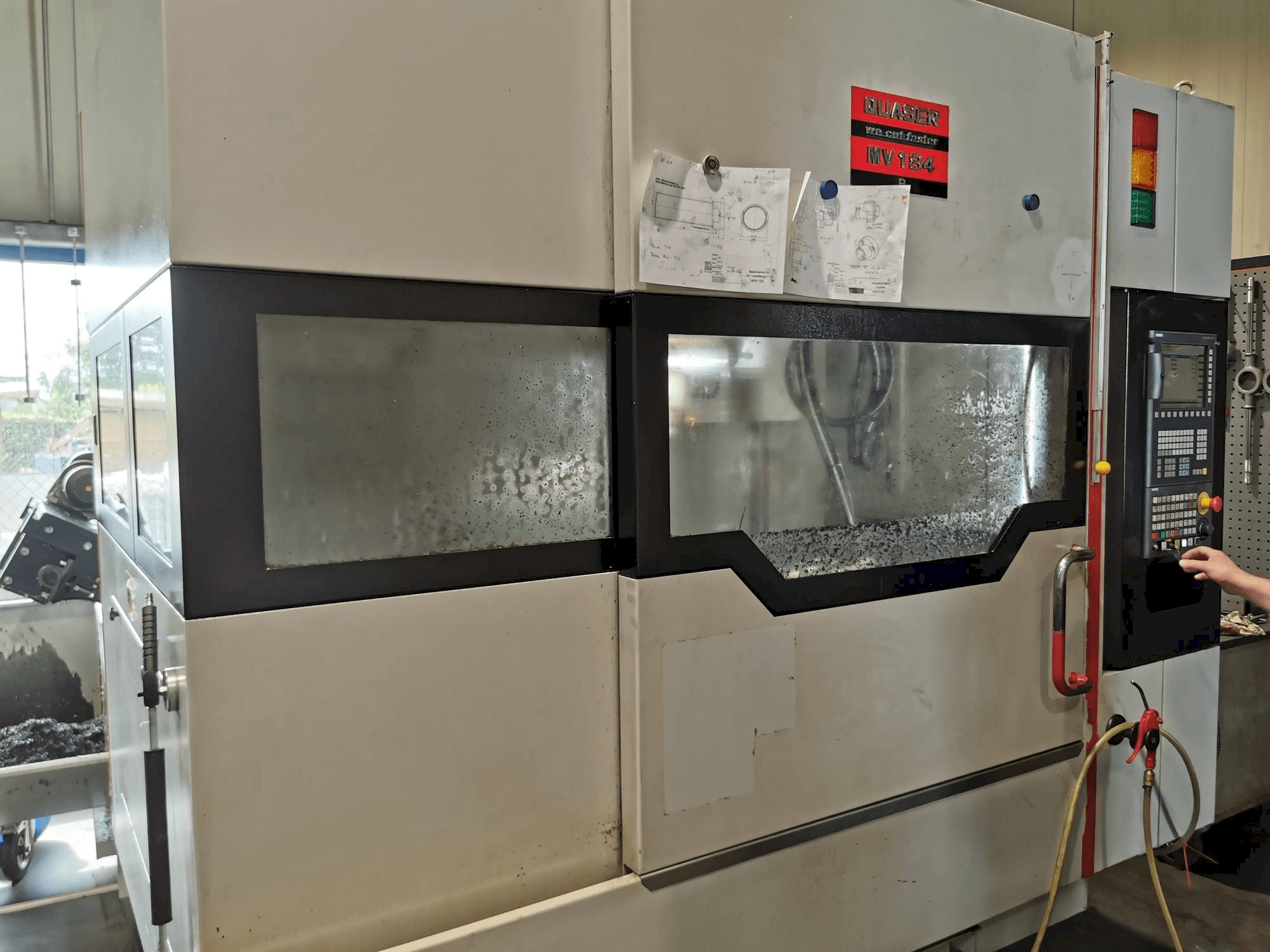 Frontansicht der Quaser MV154APC/P12 Maschine