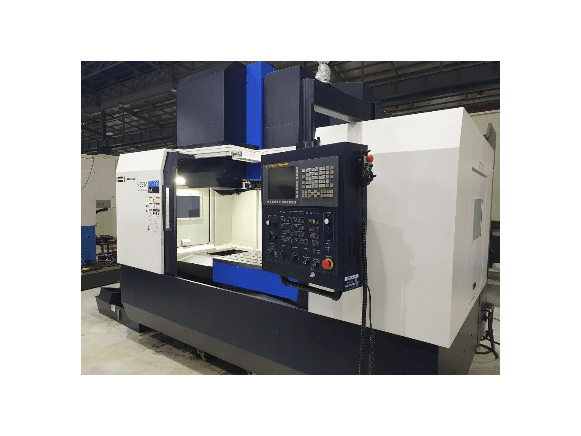 Frontansicht der HWACHEON VESTA-1300B Maschine