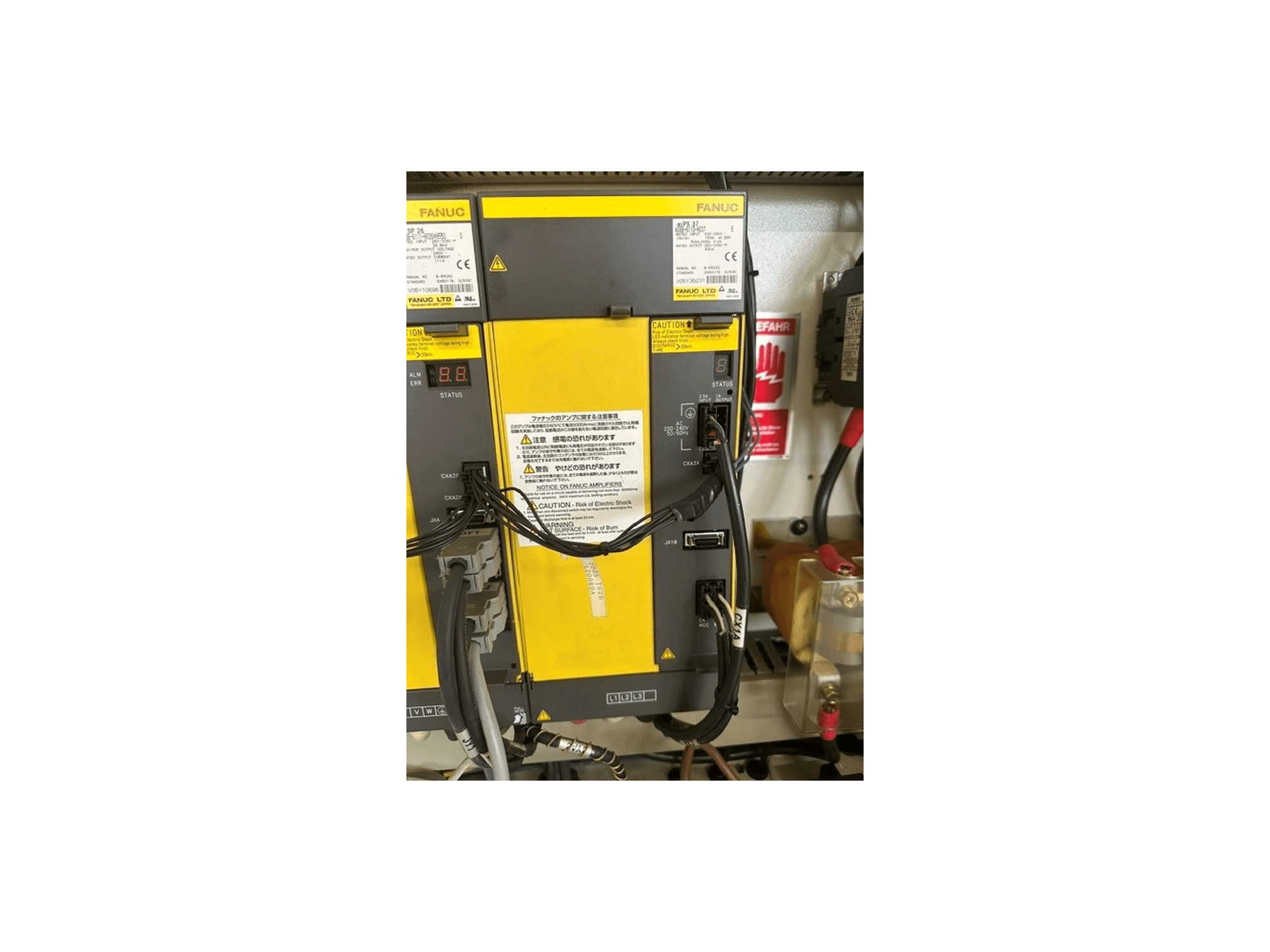Bedienfeld des Universal-Bearbeitungszentrums MIKRON HSM 600 U mit FANUC-Komponenten, Statusanzeige und Kabelanschlüssen.