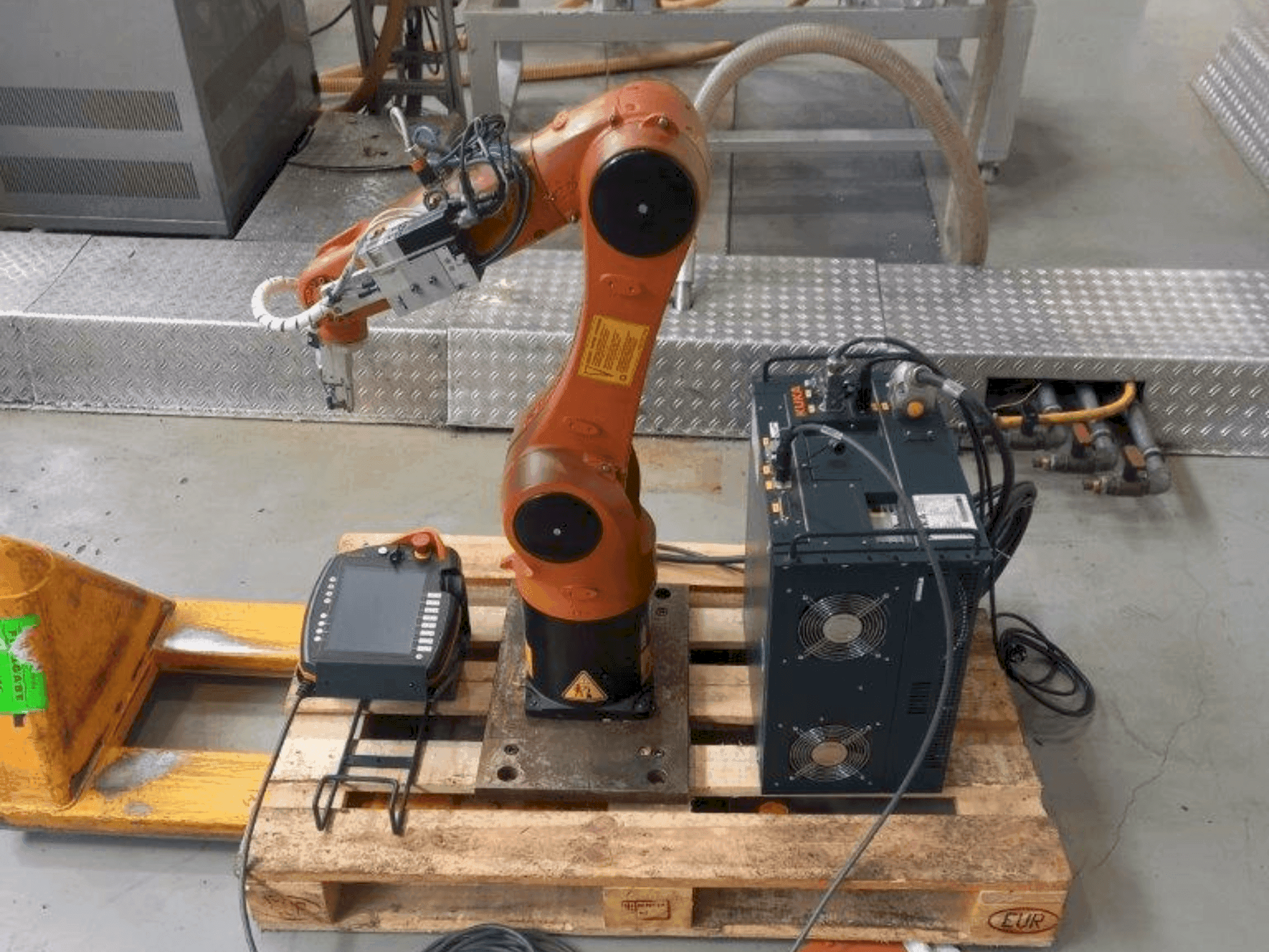 Frontansicht der KUKA KR 6 R900 sixx Maschine