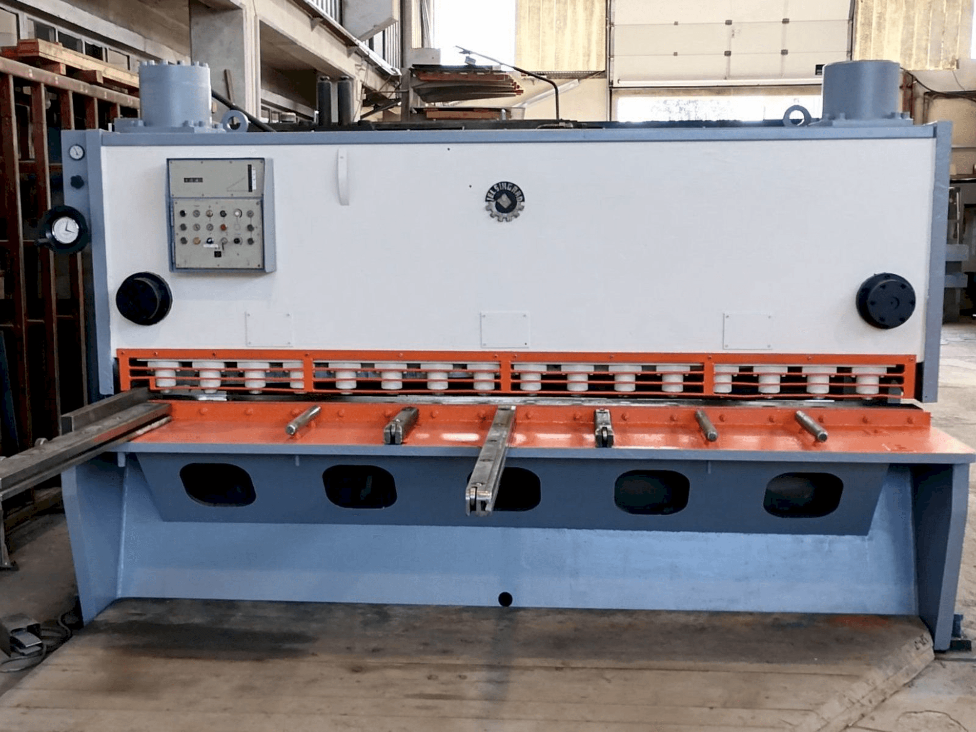 Frontansicht der Jelšingrad MVCS 3100/13 Maschine