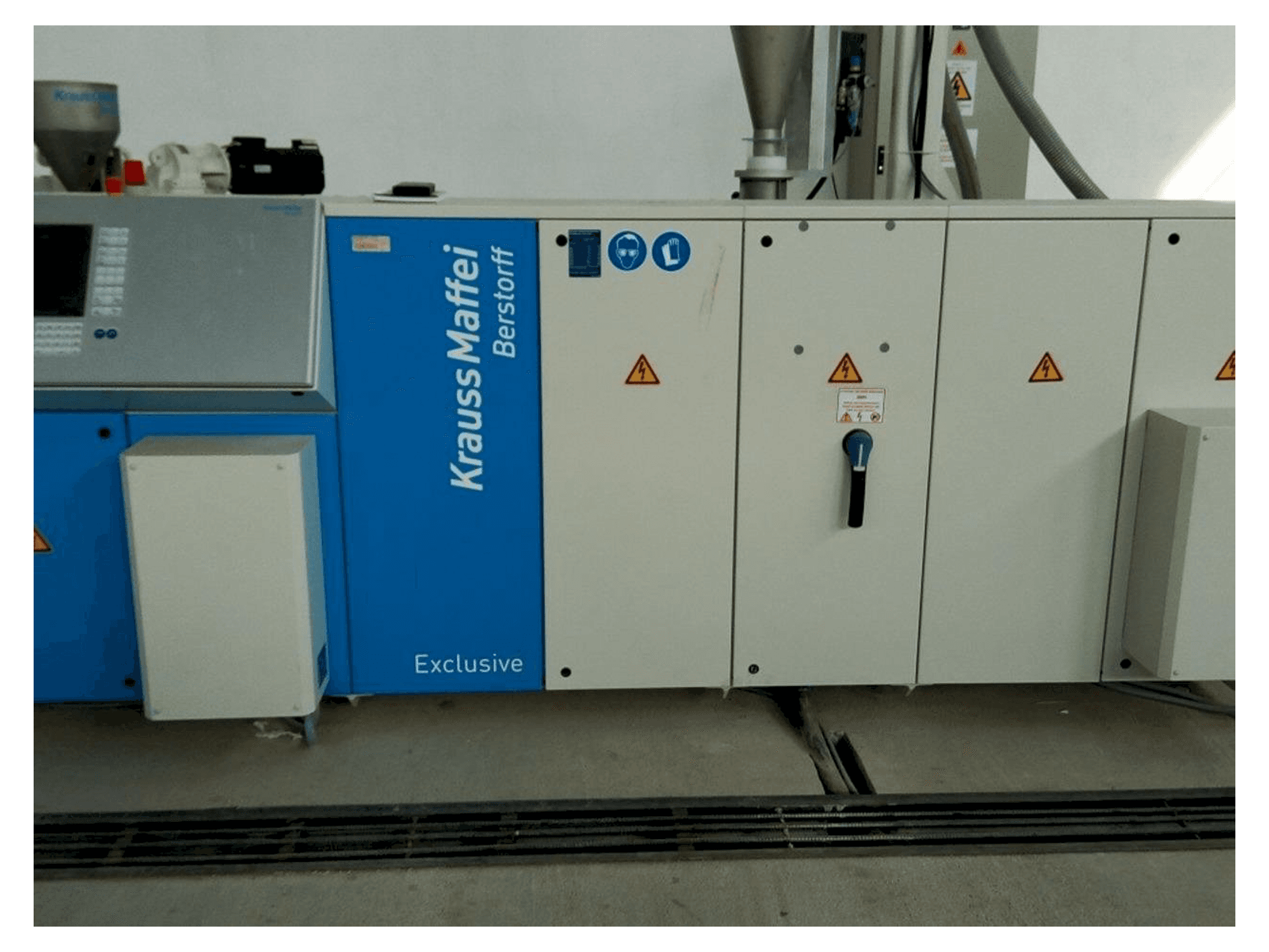 Frontansicht der Krauss Maffei KME 60-36 B/R Maschine