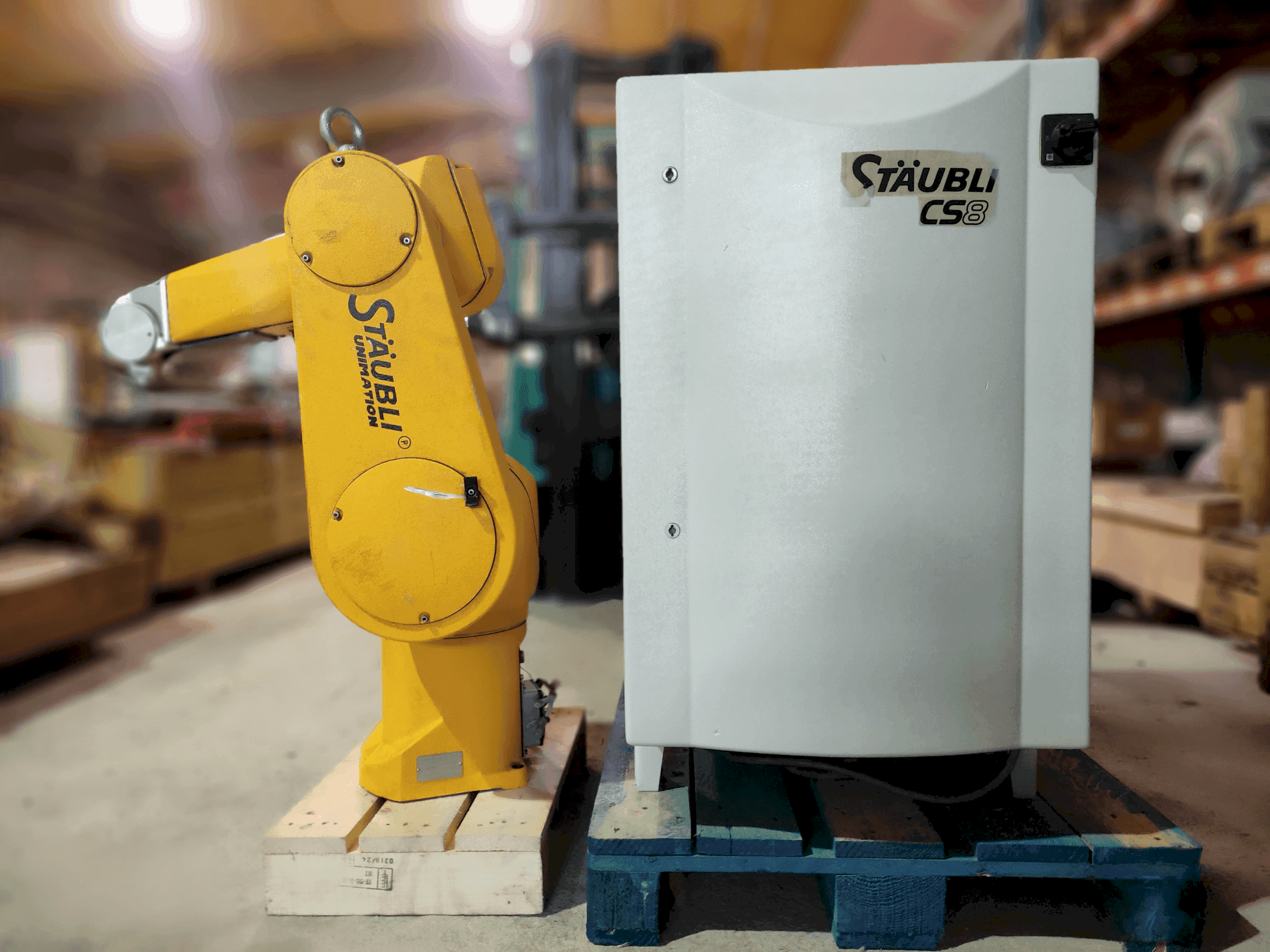 Frontansicht der STAUBLI RX90B Maschine