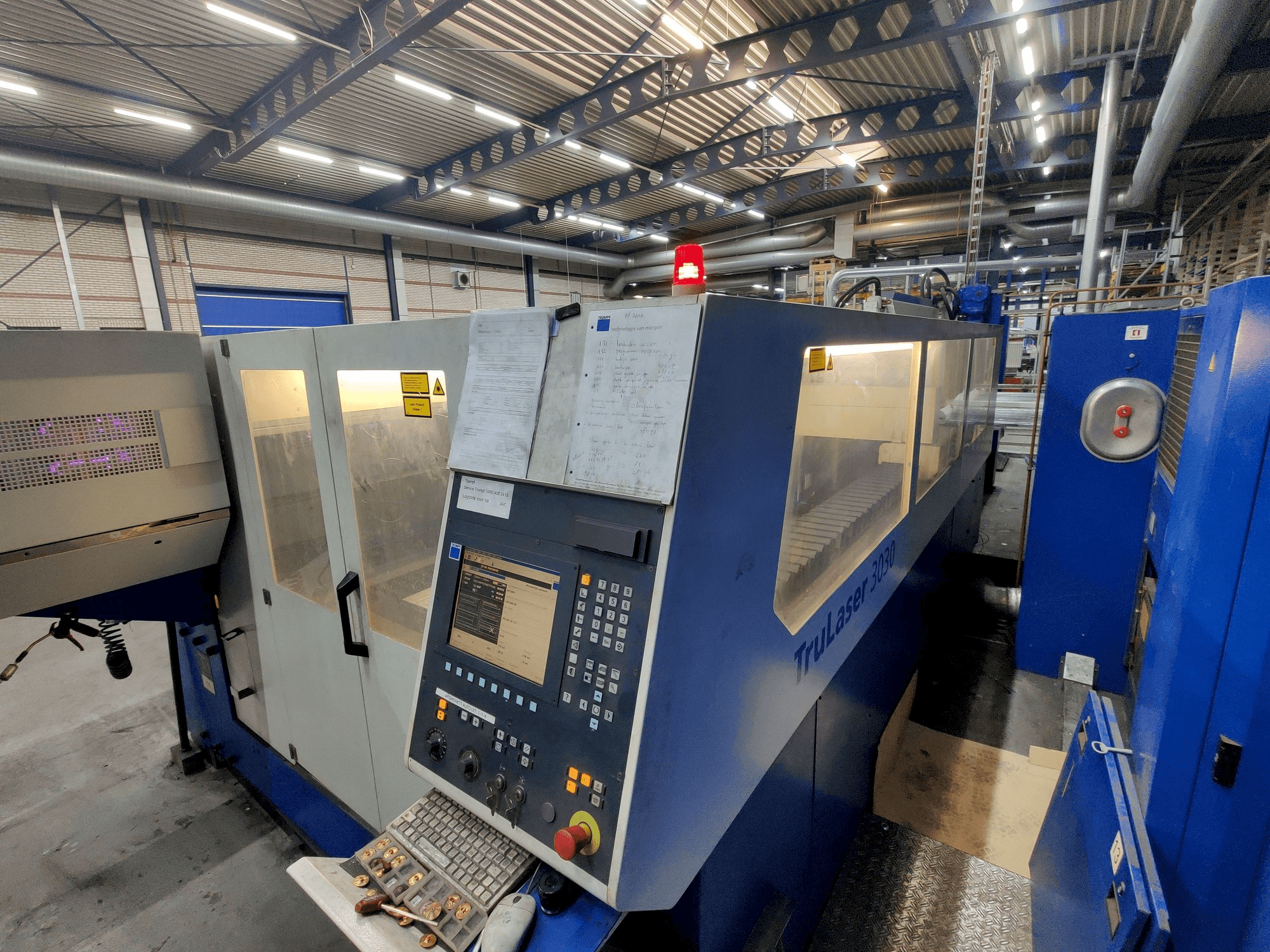 Frontansicht der Trumpf TruLaser 3030 Maschine