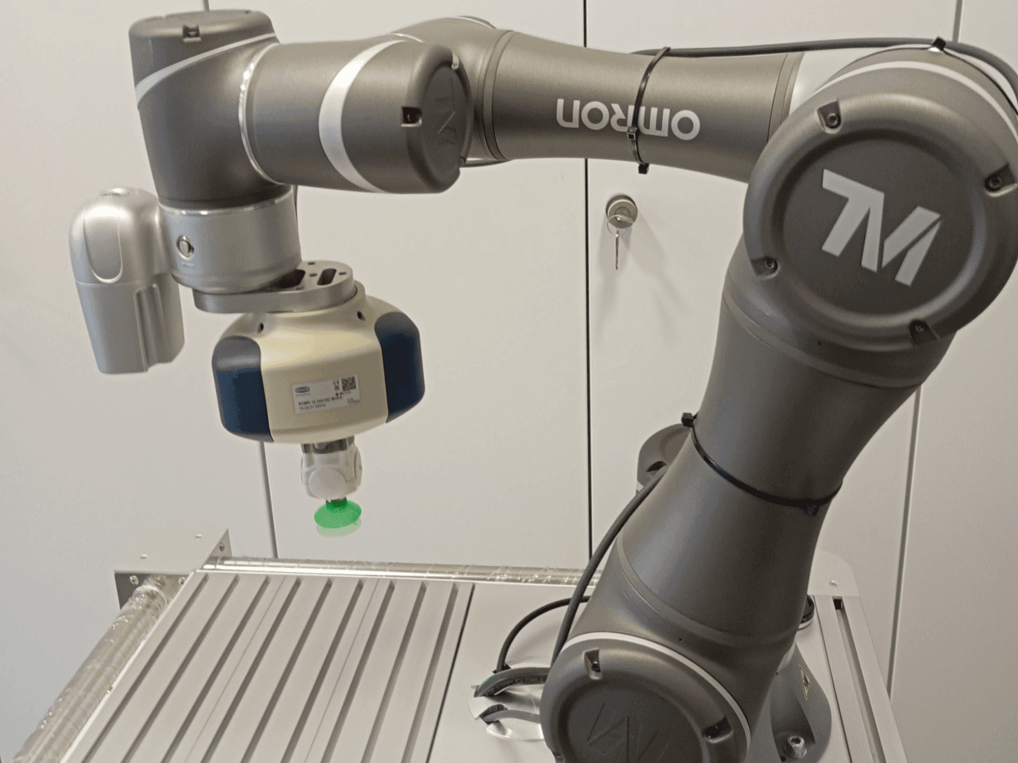 Frontansicht der OMRON TM5-700 Maschine