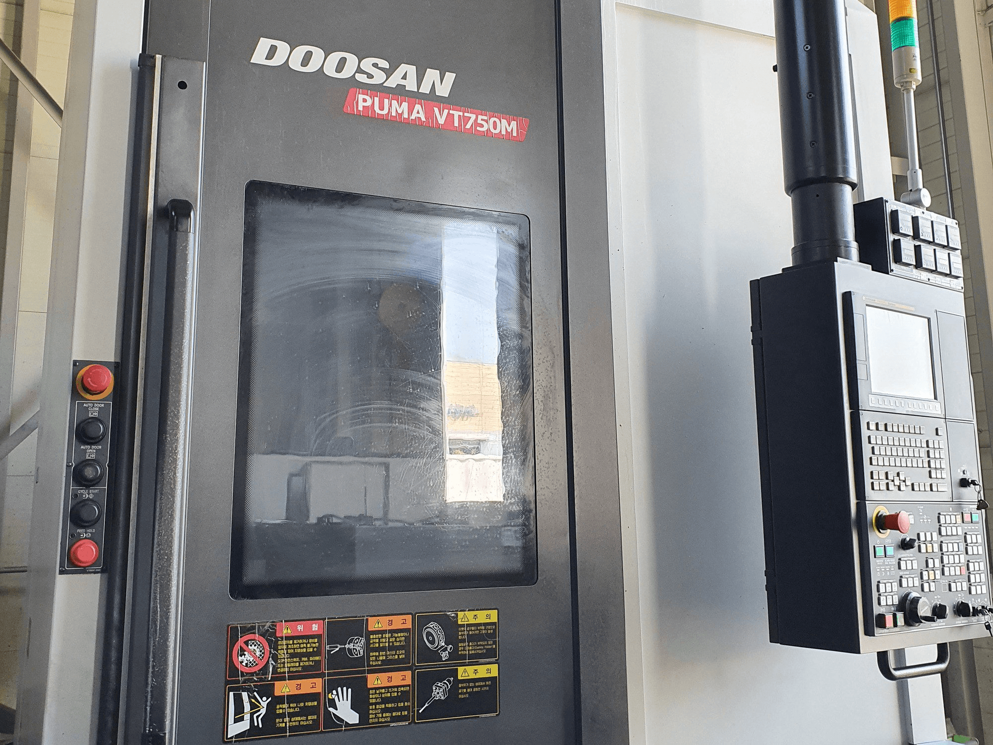 Frontansicht der Doosan VT750M Maschine