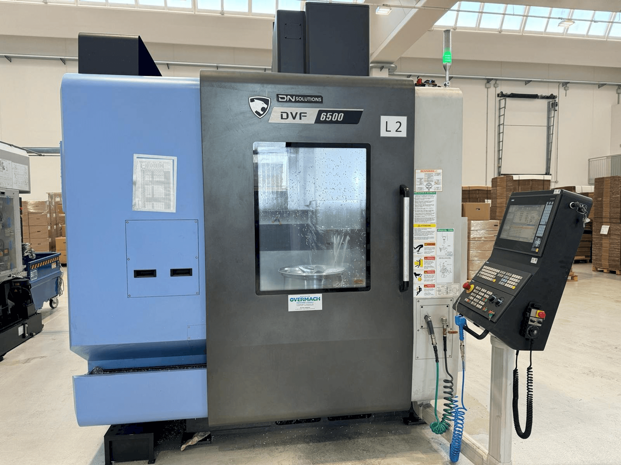 Frontansicht der DN SOLUTIONS DVF 6500 Maschine