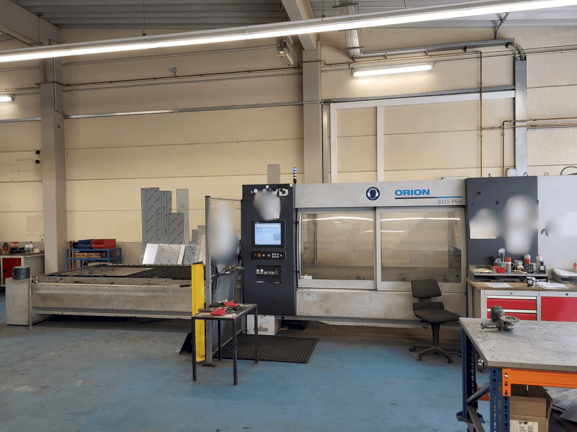 Frontansicht der LVD ORION 3015 Plus Maschine