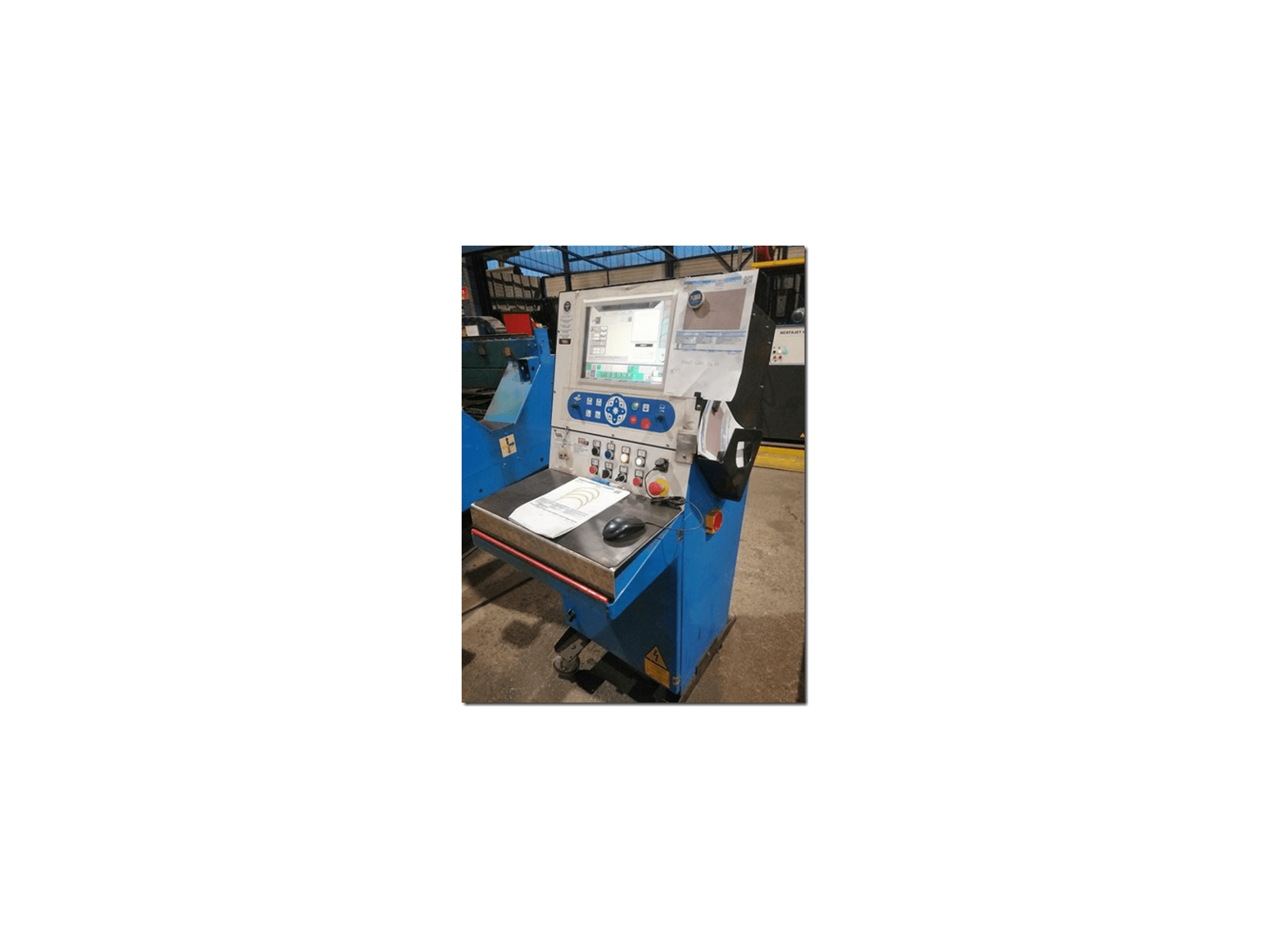 Bedienfeld einer Industriemaschine mit einem Bildschirm, Tasten und einer Maus, von vorne gesehen. Blaues Gehäuse mit Sicherheitsmarkierungen.