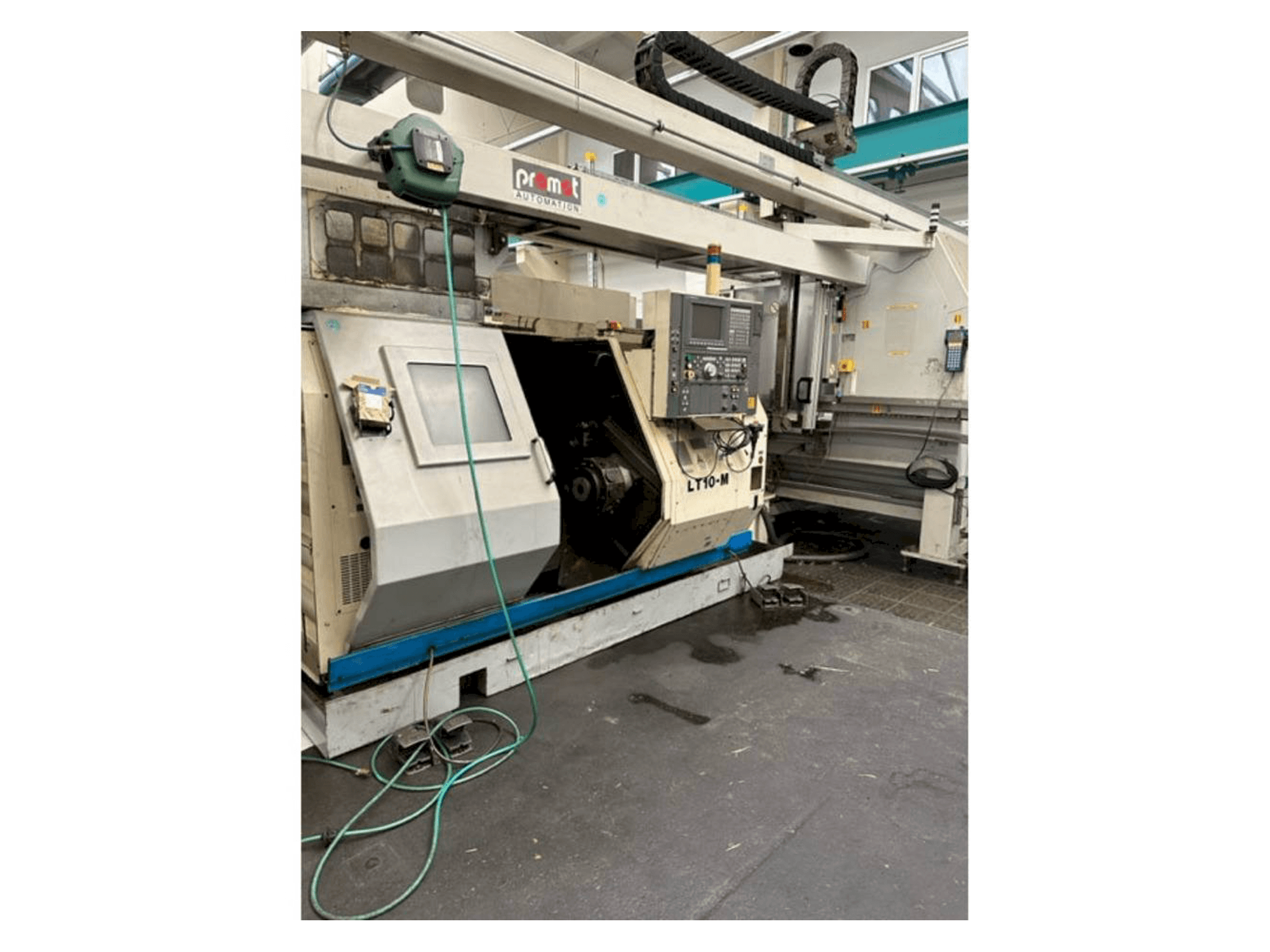 Frontansicht der Okuma LT10 Maschine