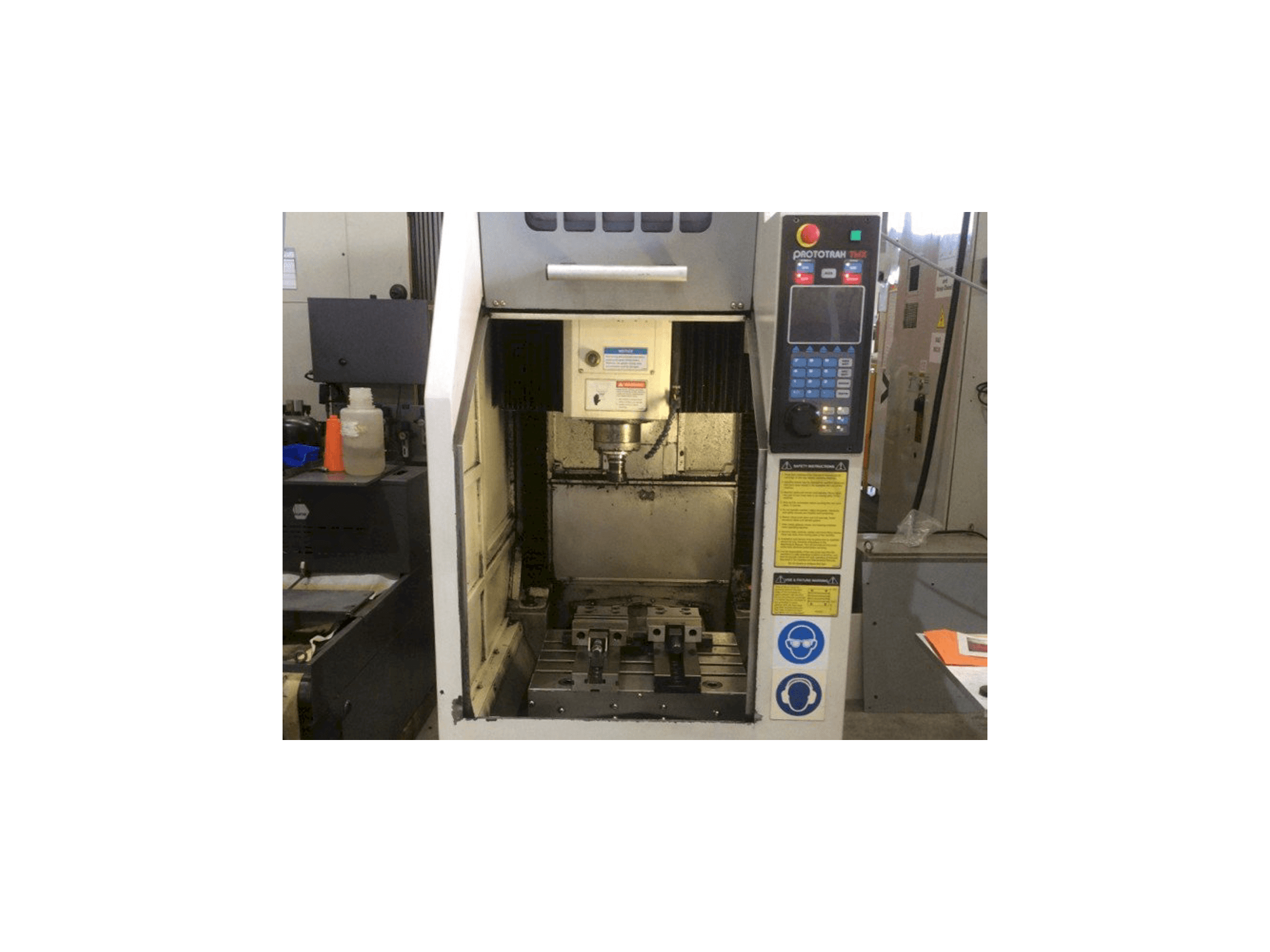 Frontansicht der XYZ 2-OP Maschine