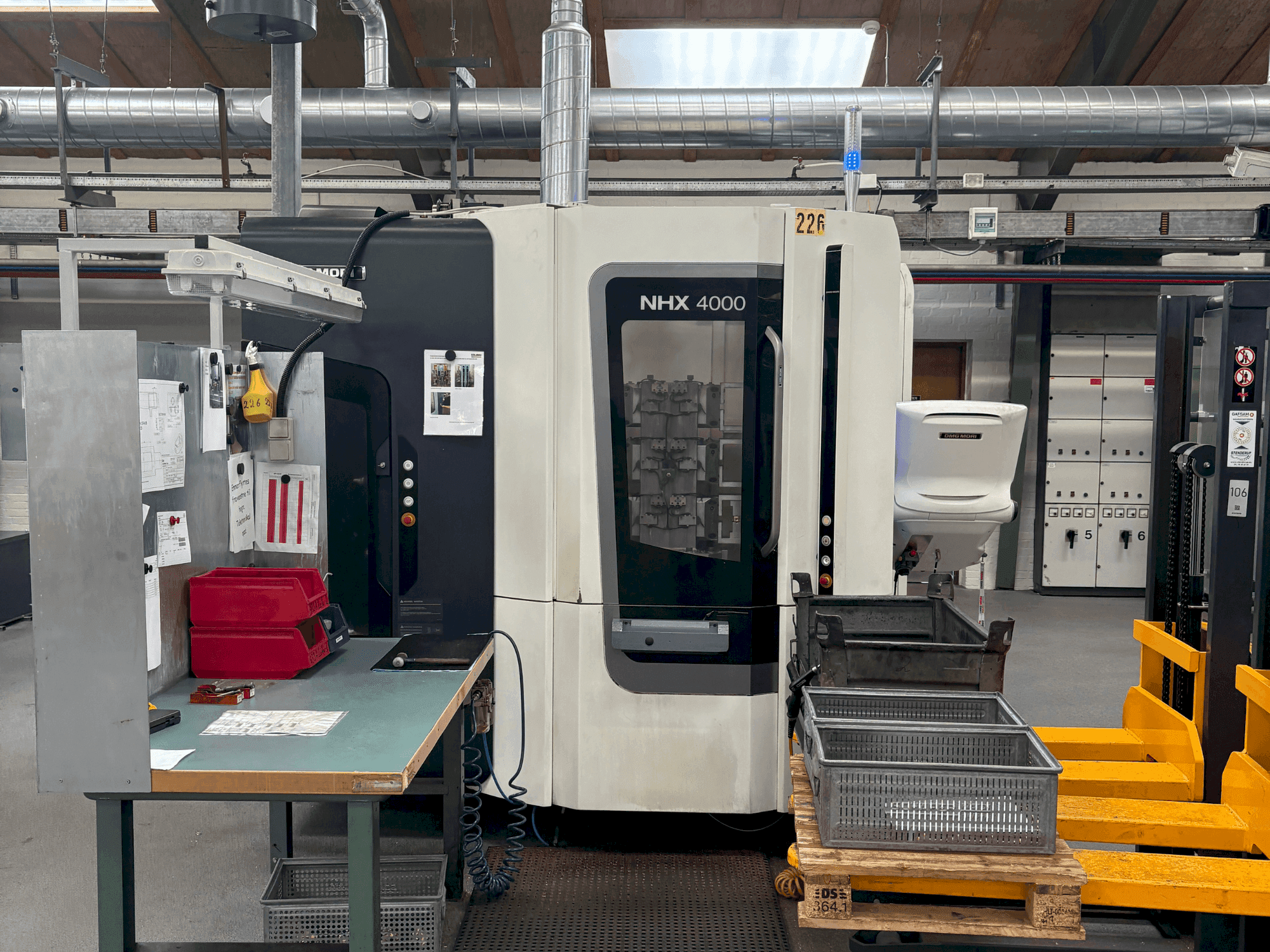 Rechte Ansicht der DMG MORI NHX 4000 Maschine