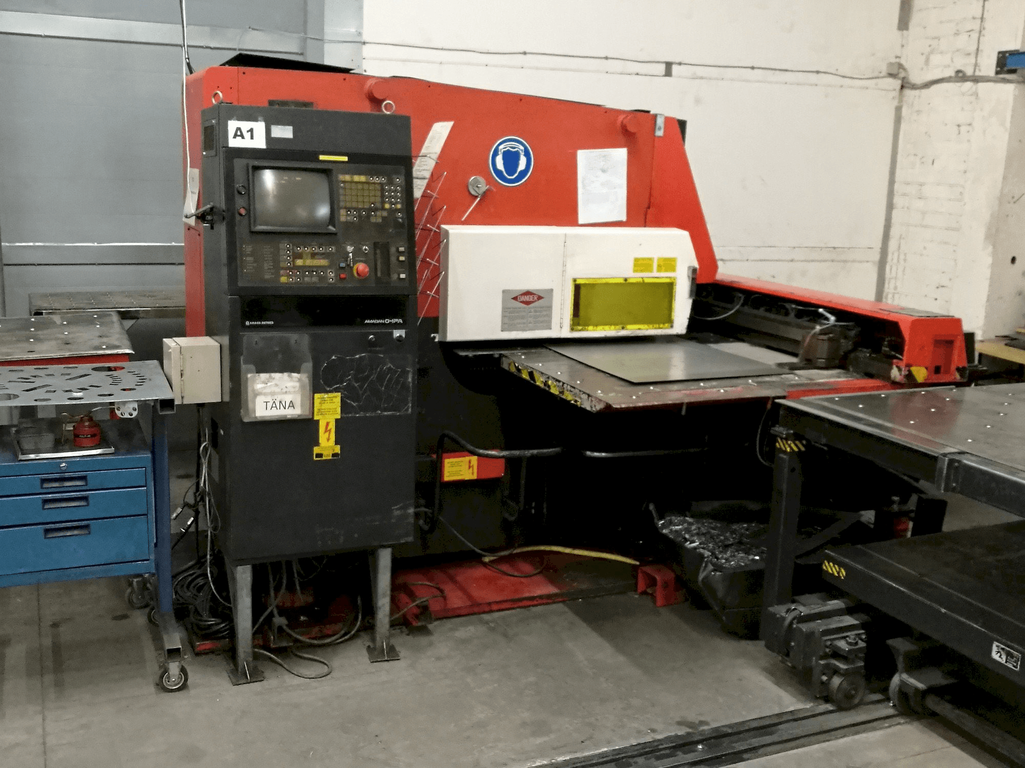 Frontansicht der AMADA Aries 245 Maschine