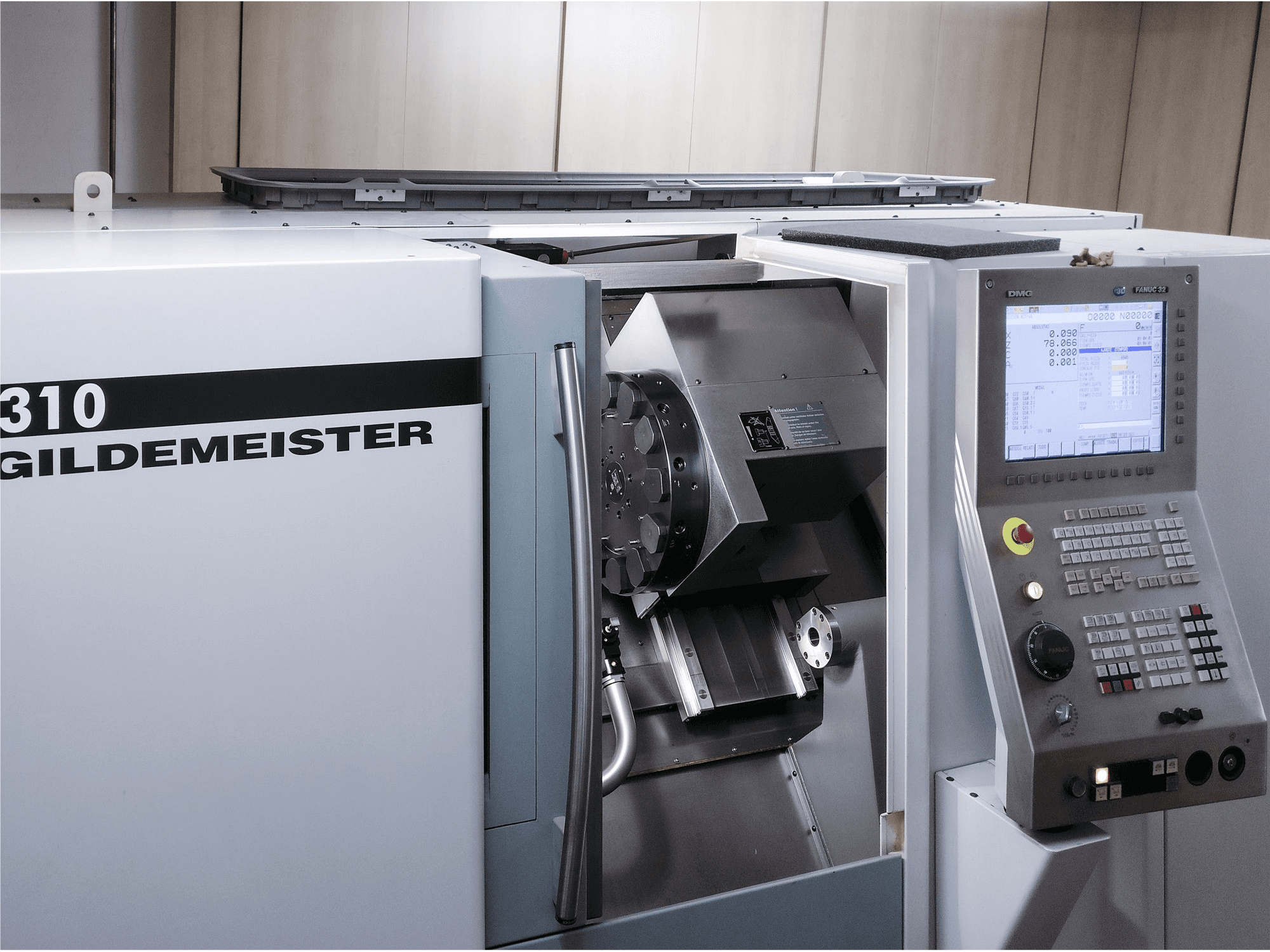 Frontansicht der Gildemeister CTX 310 Maschine