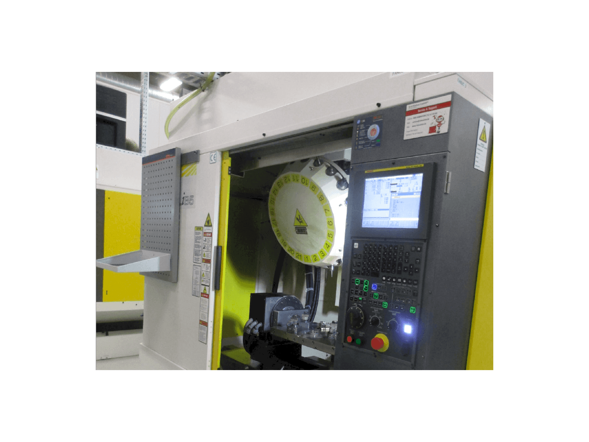 Frontansicht der FANUC ROBODRILL Alpha D21LiB5 Maschine