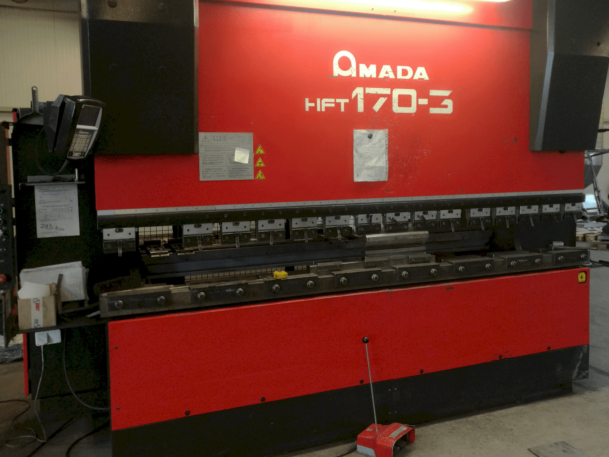 Frontansicht der AMADA HFT 170-3 Maschine