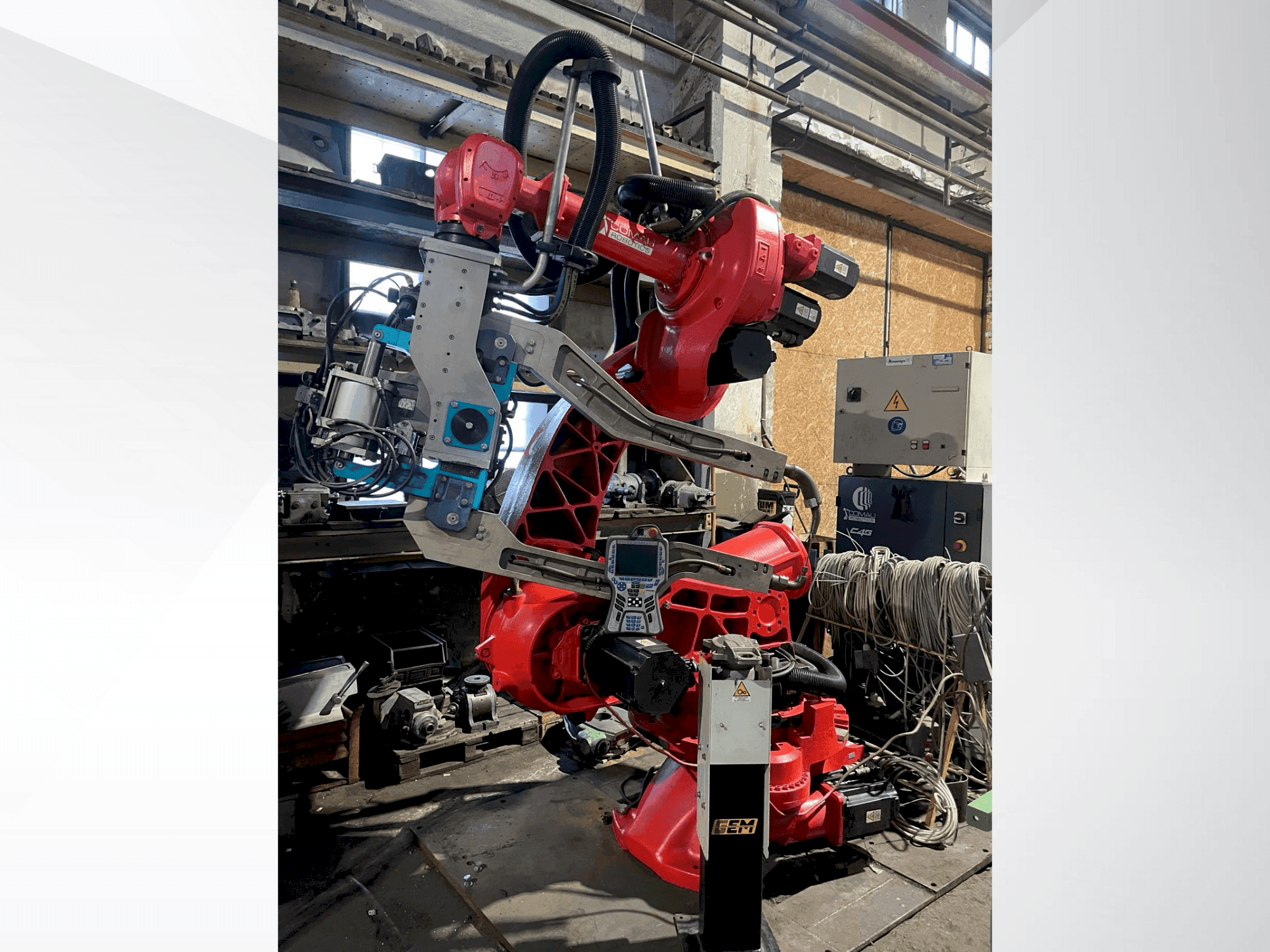 Frontansicht der COMAU C4G Maschine