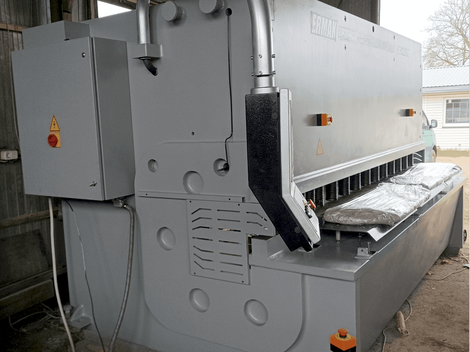 Frontansicht der ERMAKSAN HVR 3100-16 Maschine