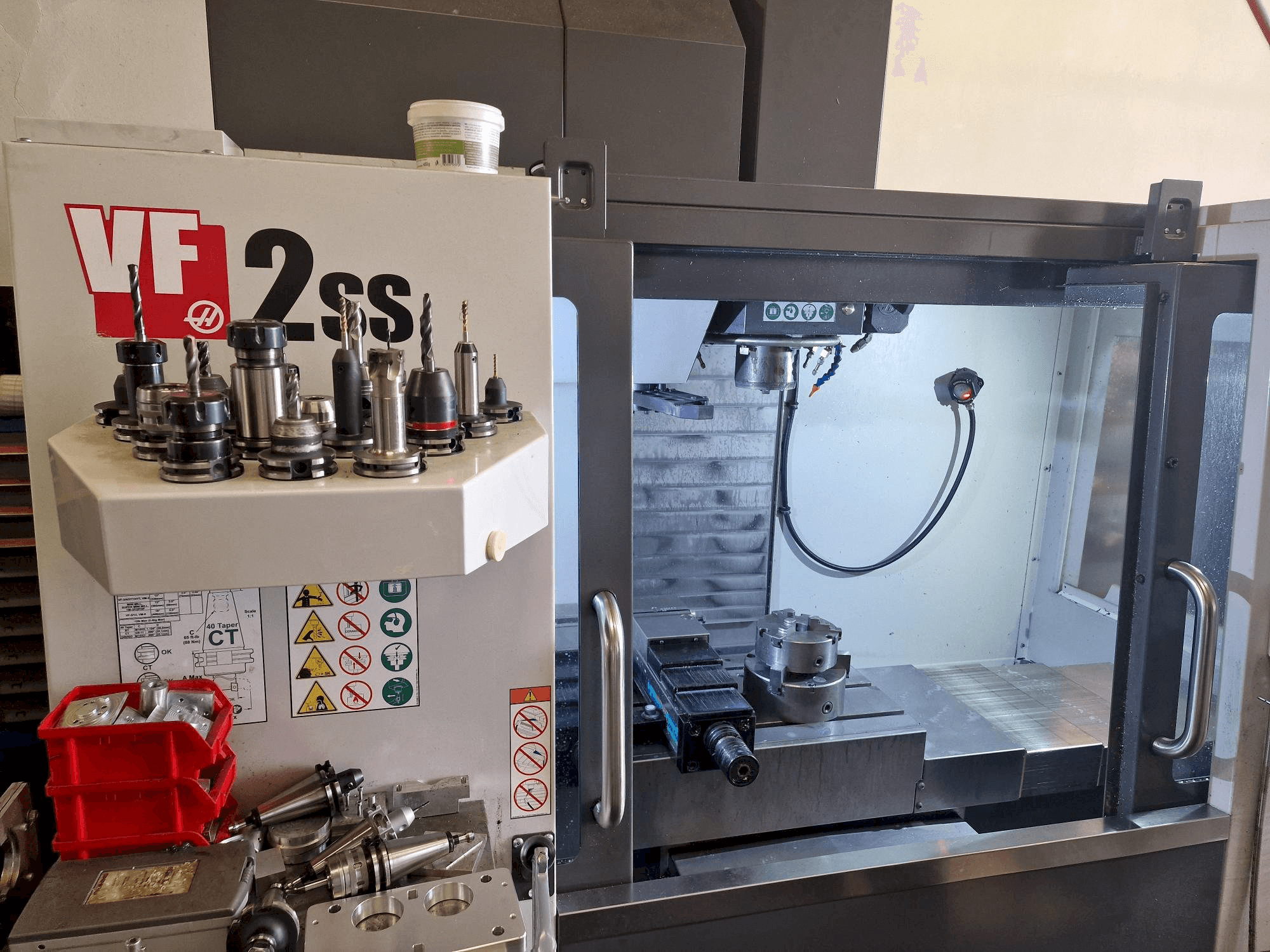 Frontansicht der HAAS VF-2SS Maschine