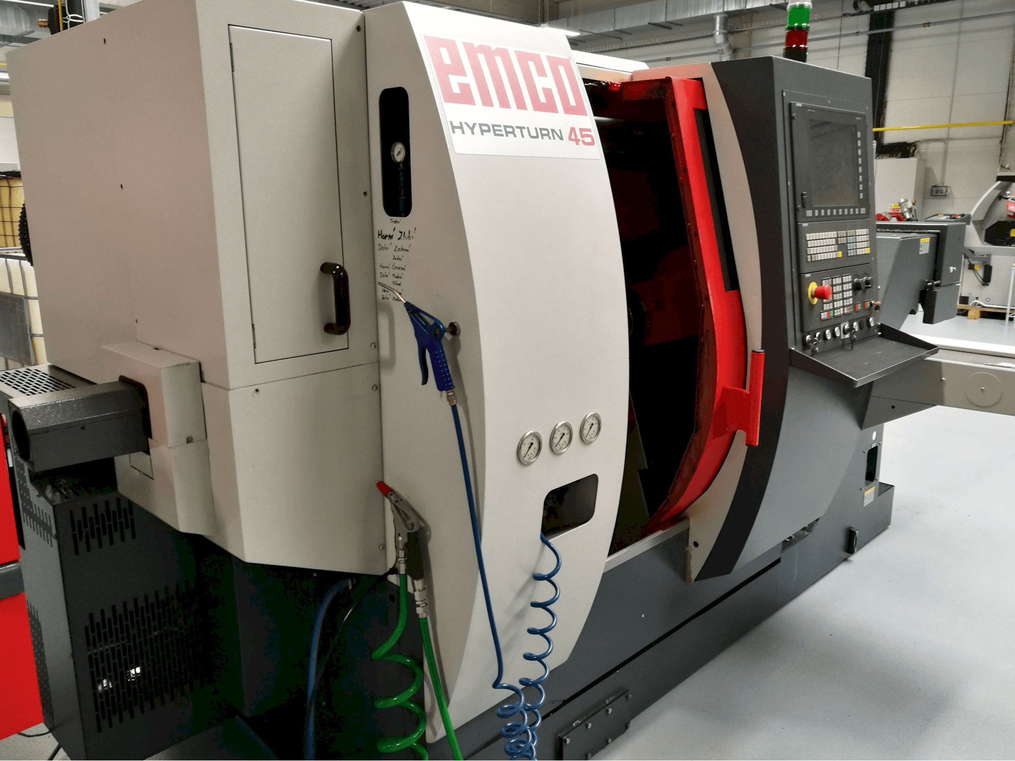 Linke Ansicht der EMCO HYPERTURN 45 Maschine