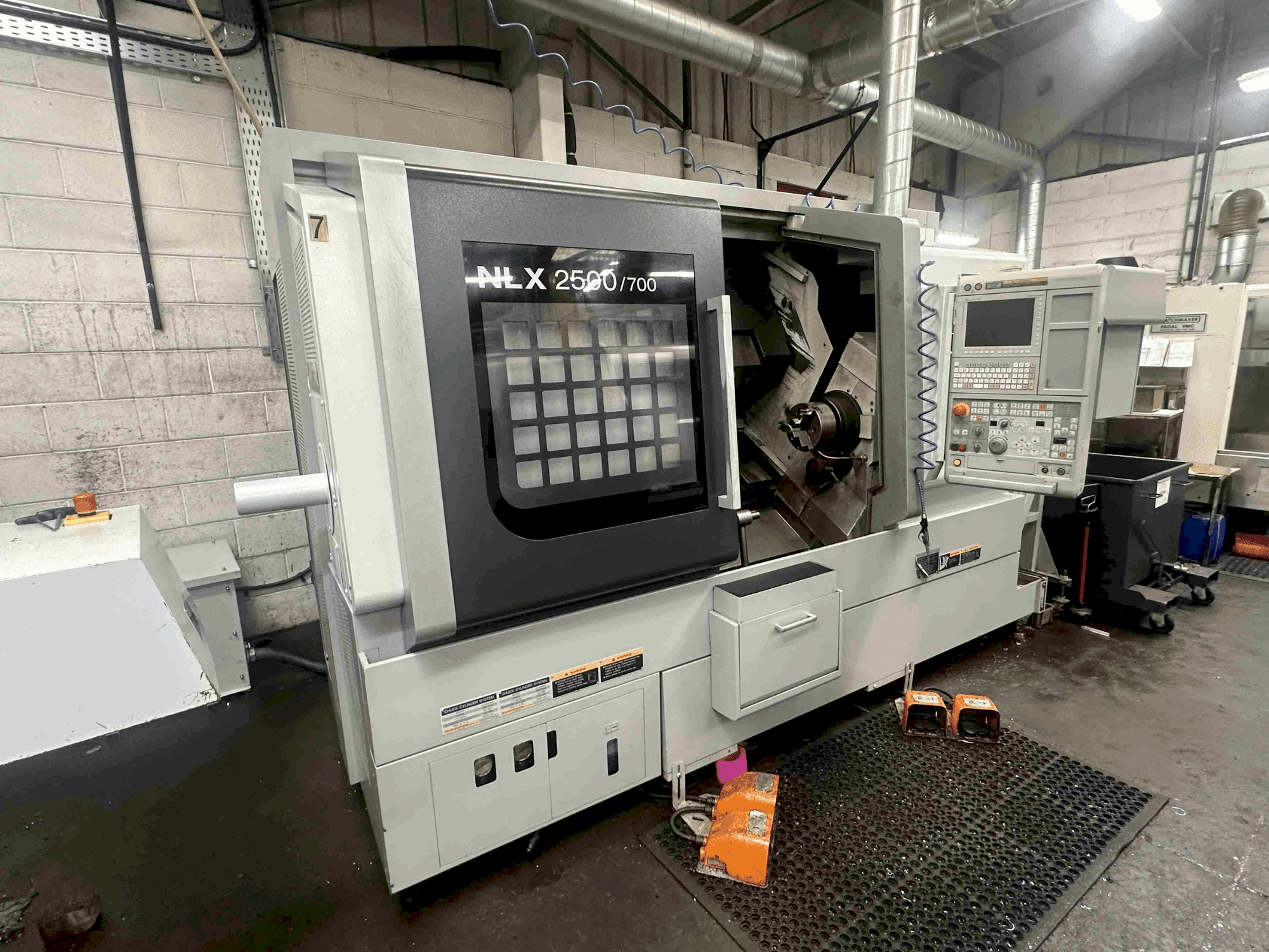 Linke Seitenansicht der DMG MORI NLX2500SY/700 Maschine