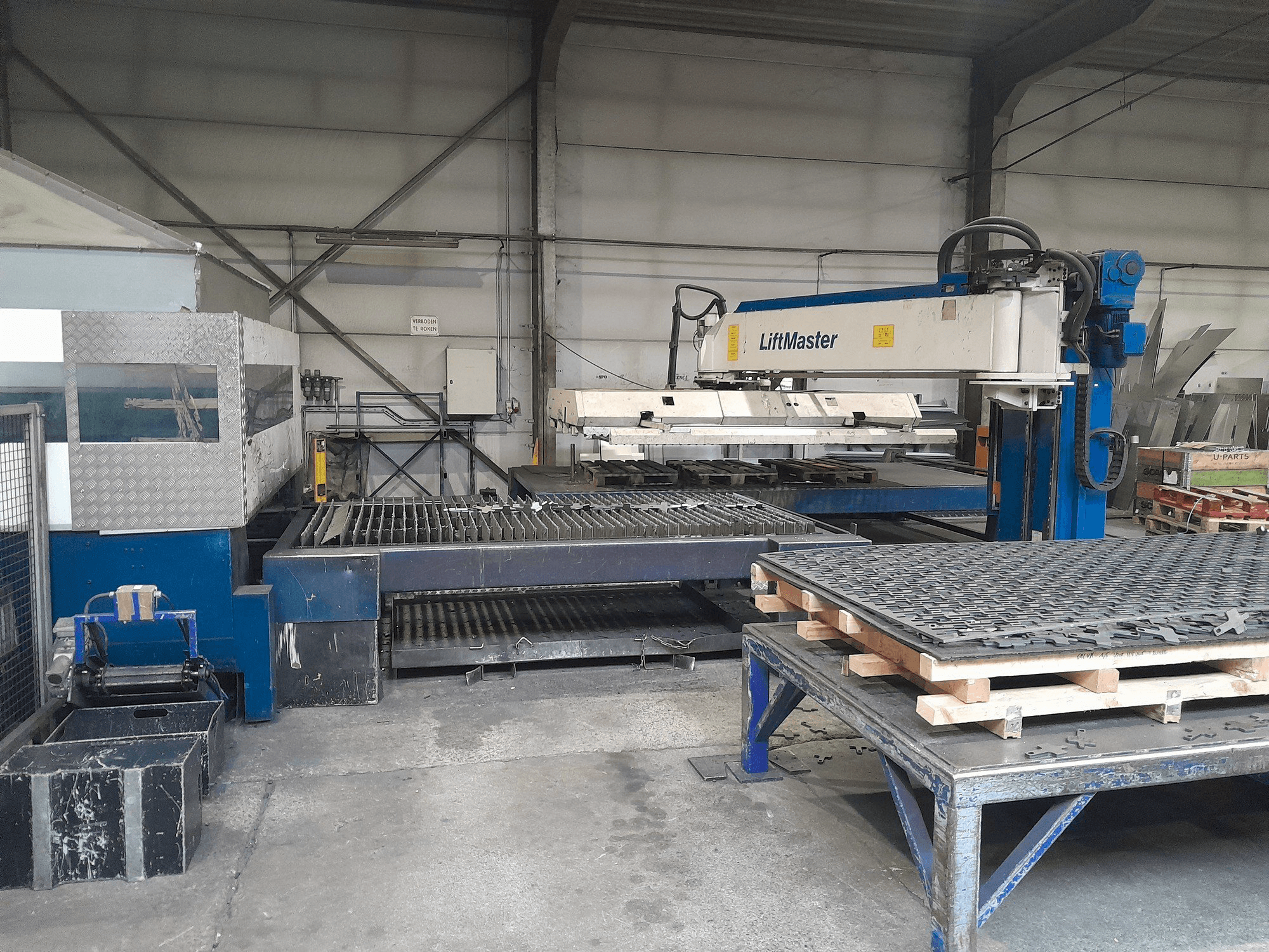 Frontansicht der Trumpf TruLaser 3030+ Liftmaster Maschine