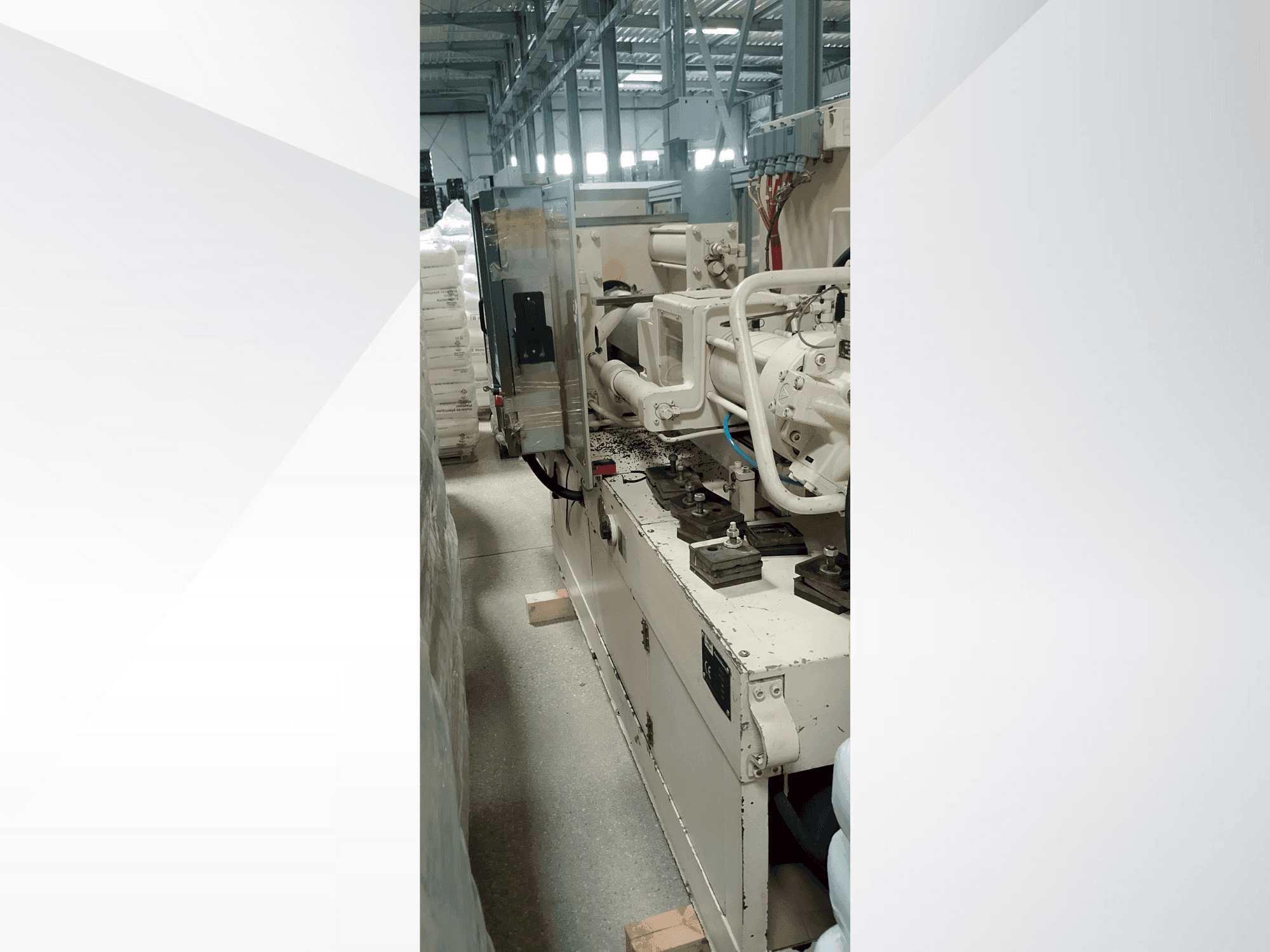 Seitenansicht der Krauss Maffei 340 c2/80 Maschine
