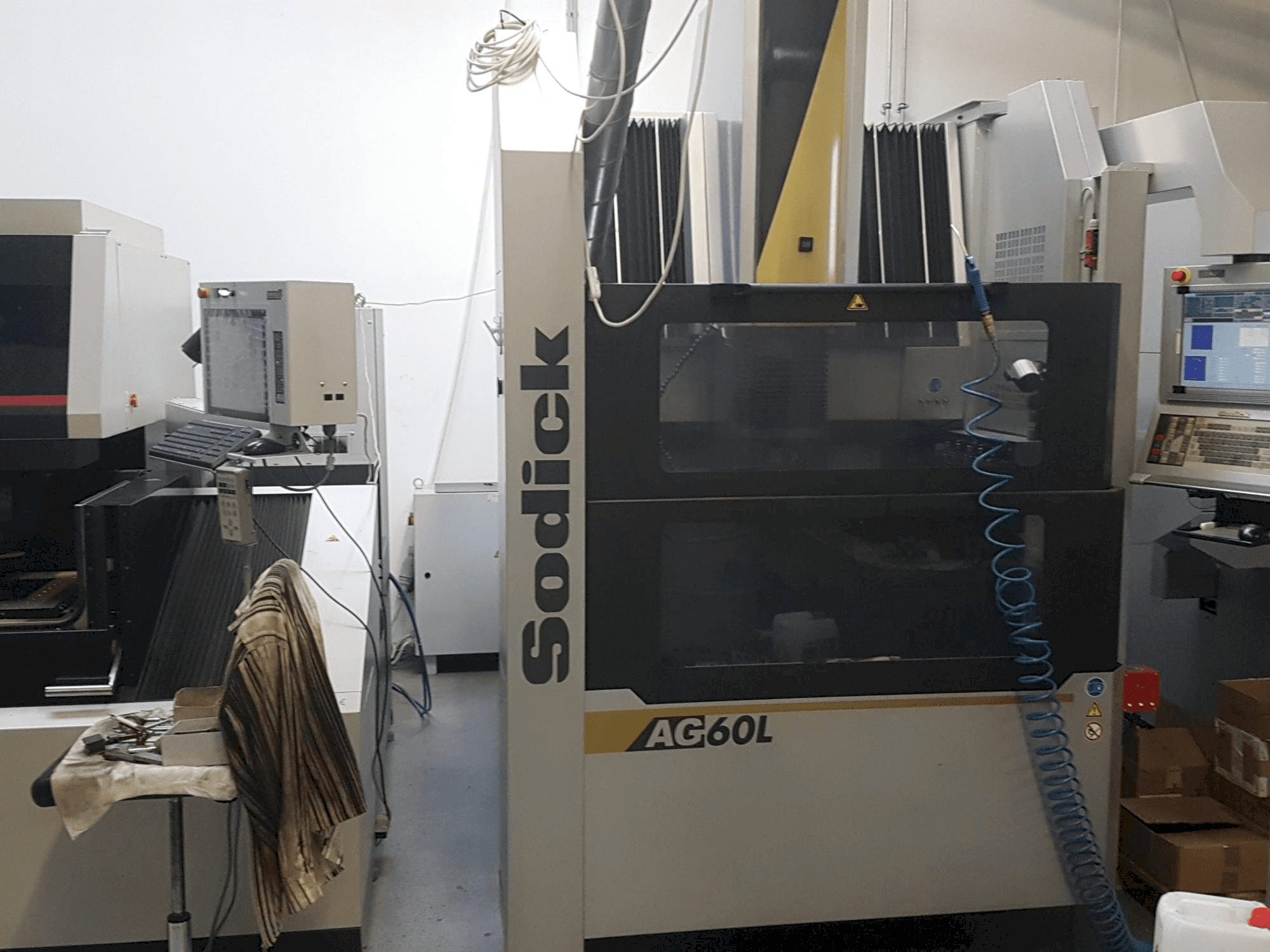 Frontansicht der Sodick AG60L Maschine