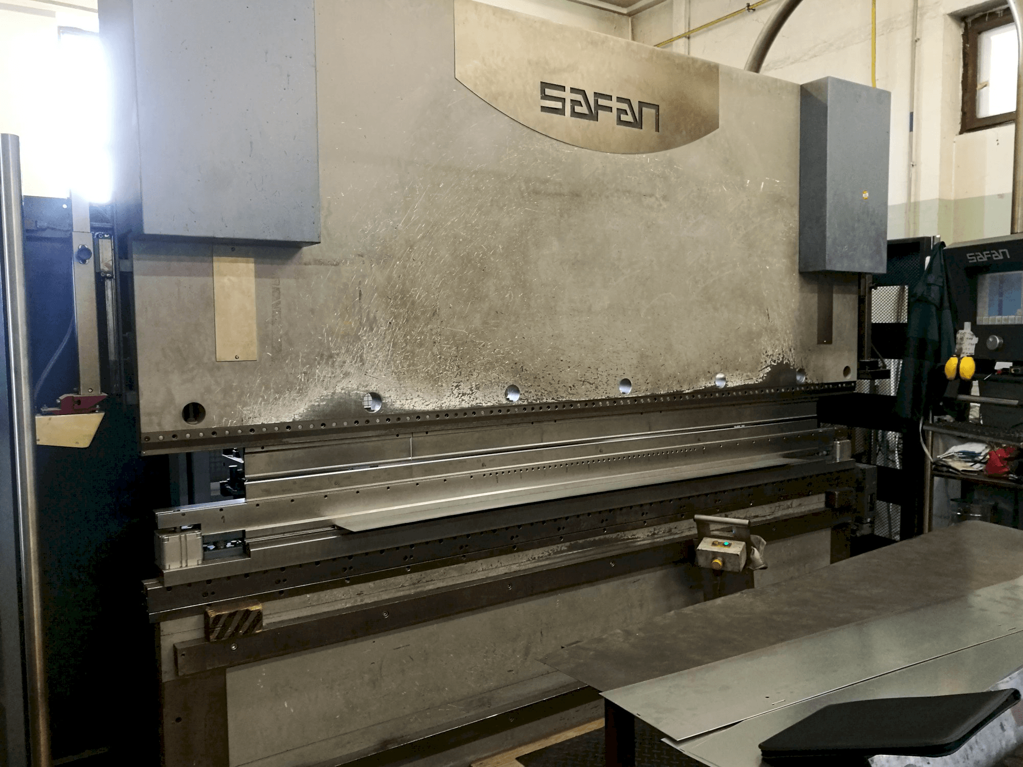 Linke Ansicht der Safan CNCL-K 120-3100 TS1 Maschine