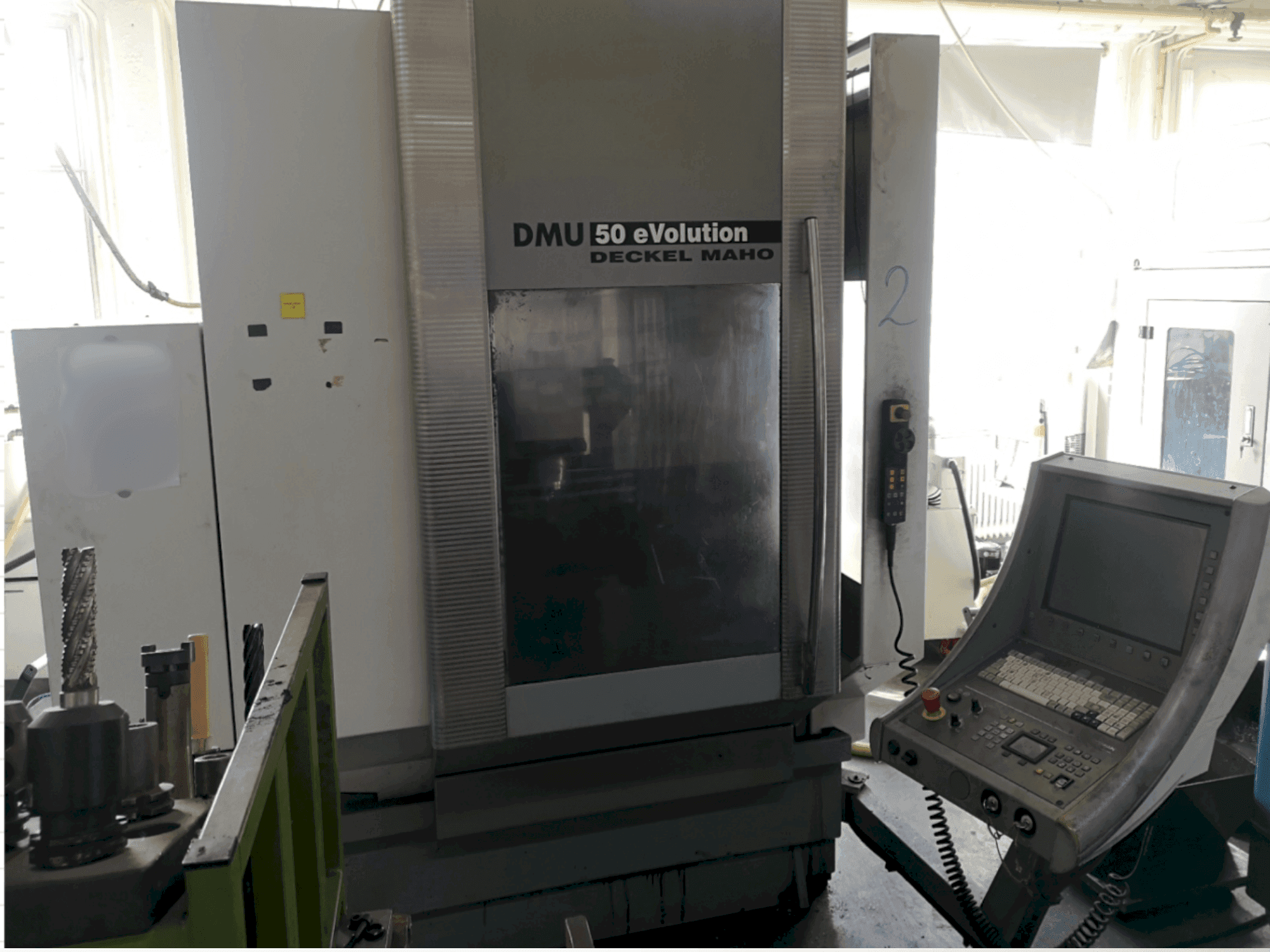 Frontansicht der DECKEL MAHO DMU 50 evo Maschine