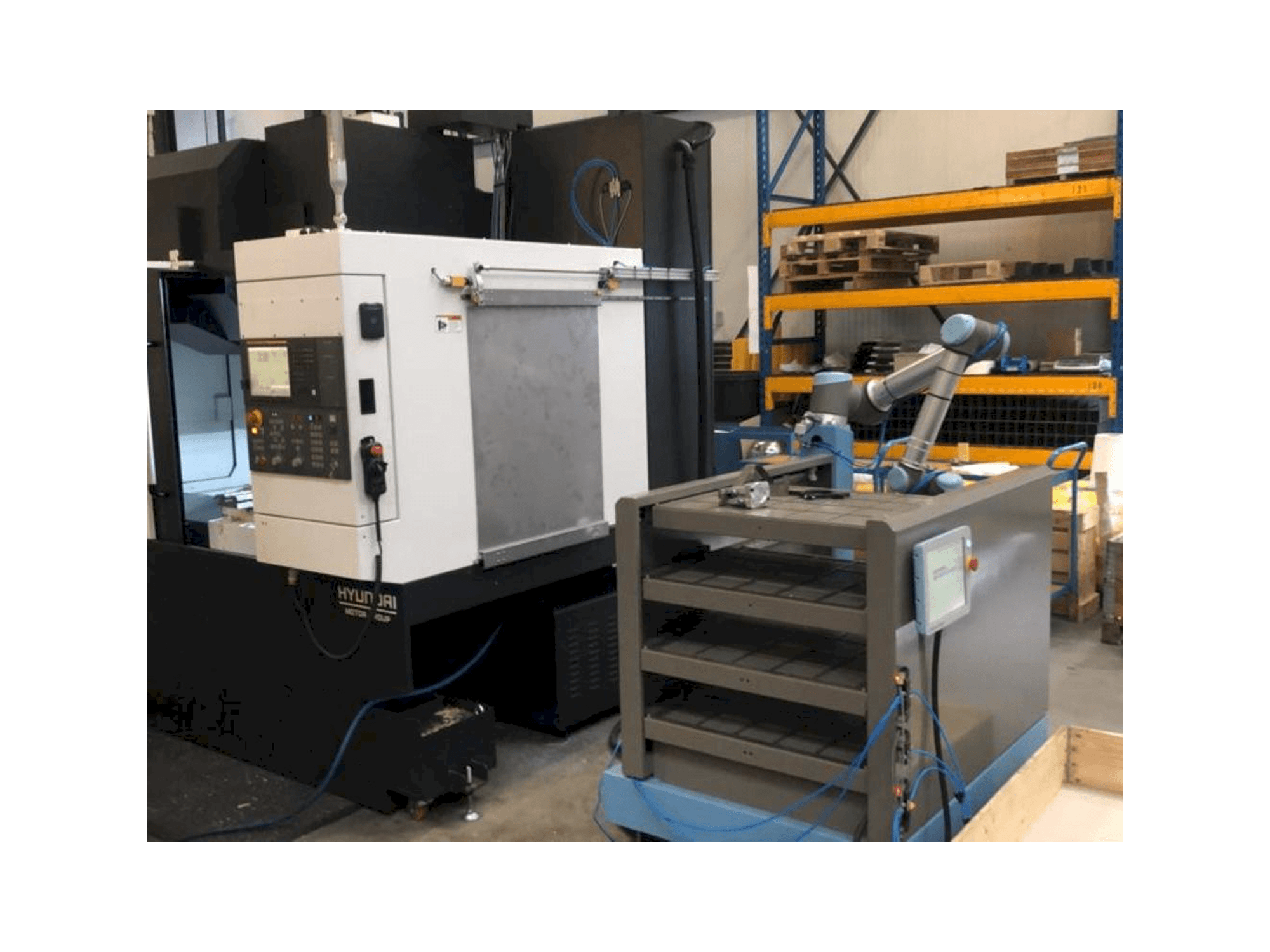 Frontansicht der Universal Robots UR10 Maschine