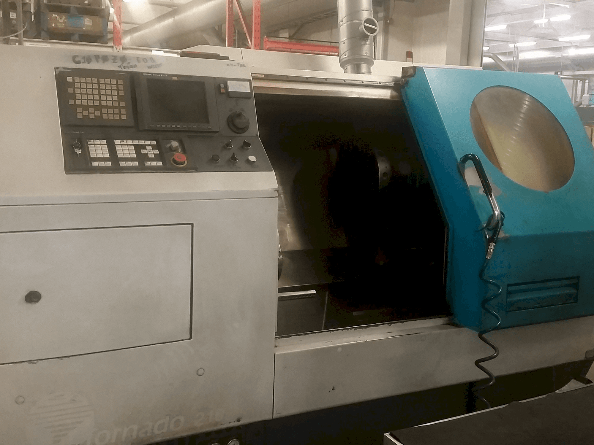 Frontansicht der 600 Lathes Tornado 210 Maschine
