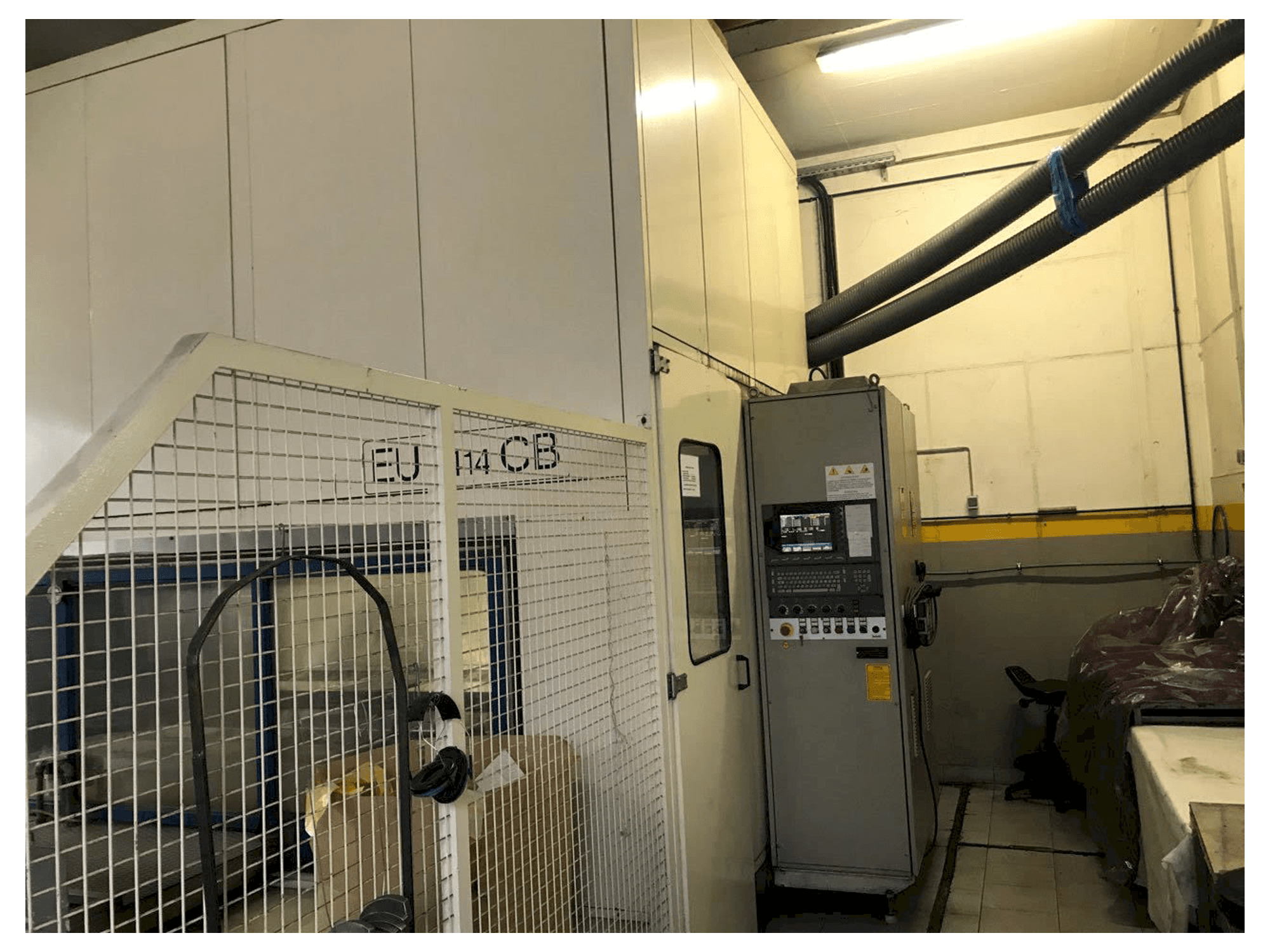 Linke Seitenansicht der Belotti EU3414PWCB Maschine