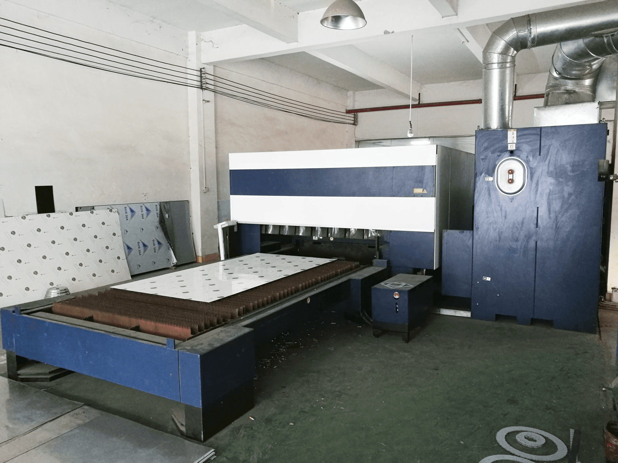 Rechte Tischansicht der Trumpf TruLaser 3030 Maschine