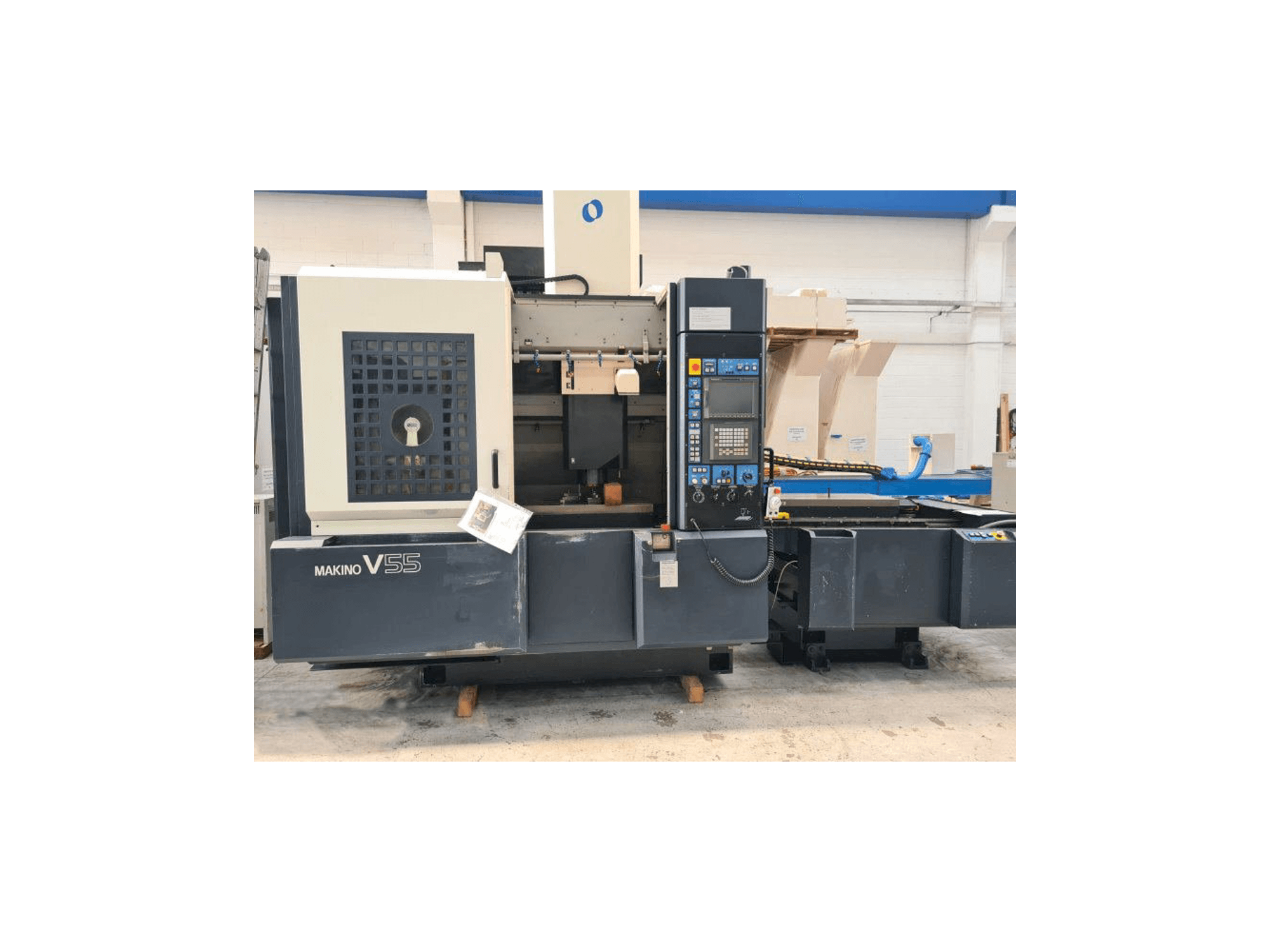Frontansicht der Makino V55 Maschine