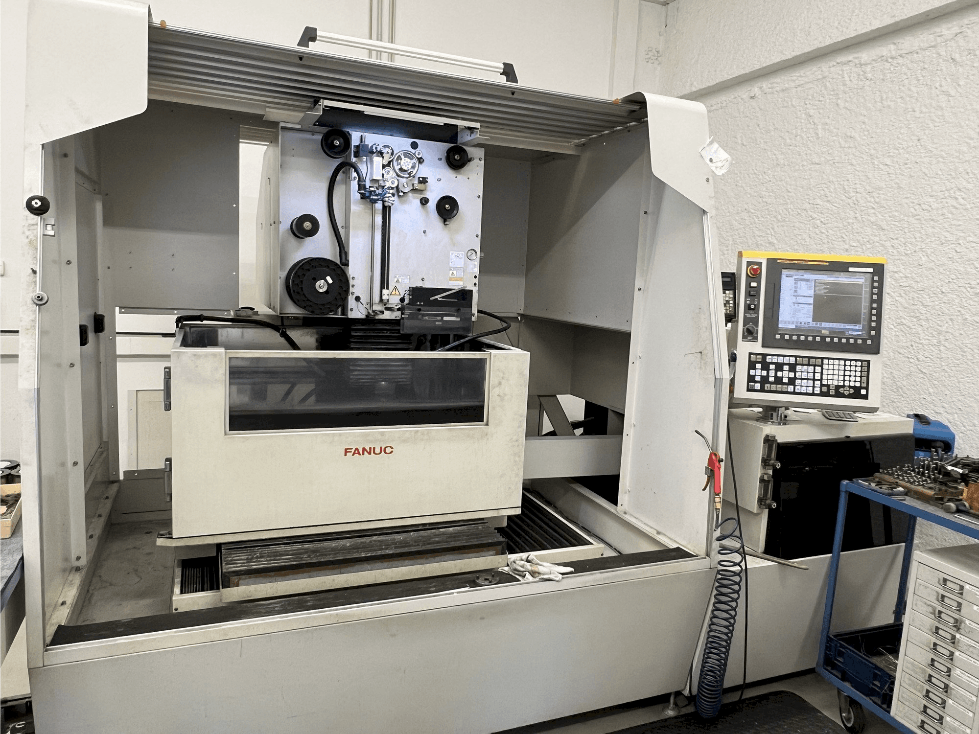 Frontansicht der FANUC Robocut Alpha 1-iD Maschine