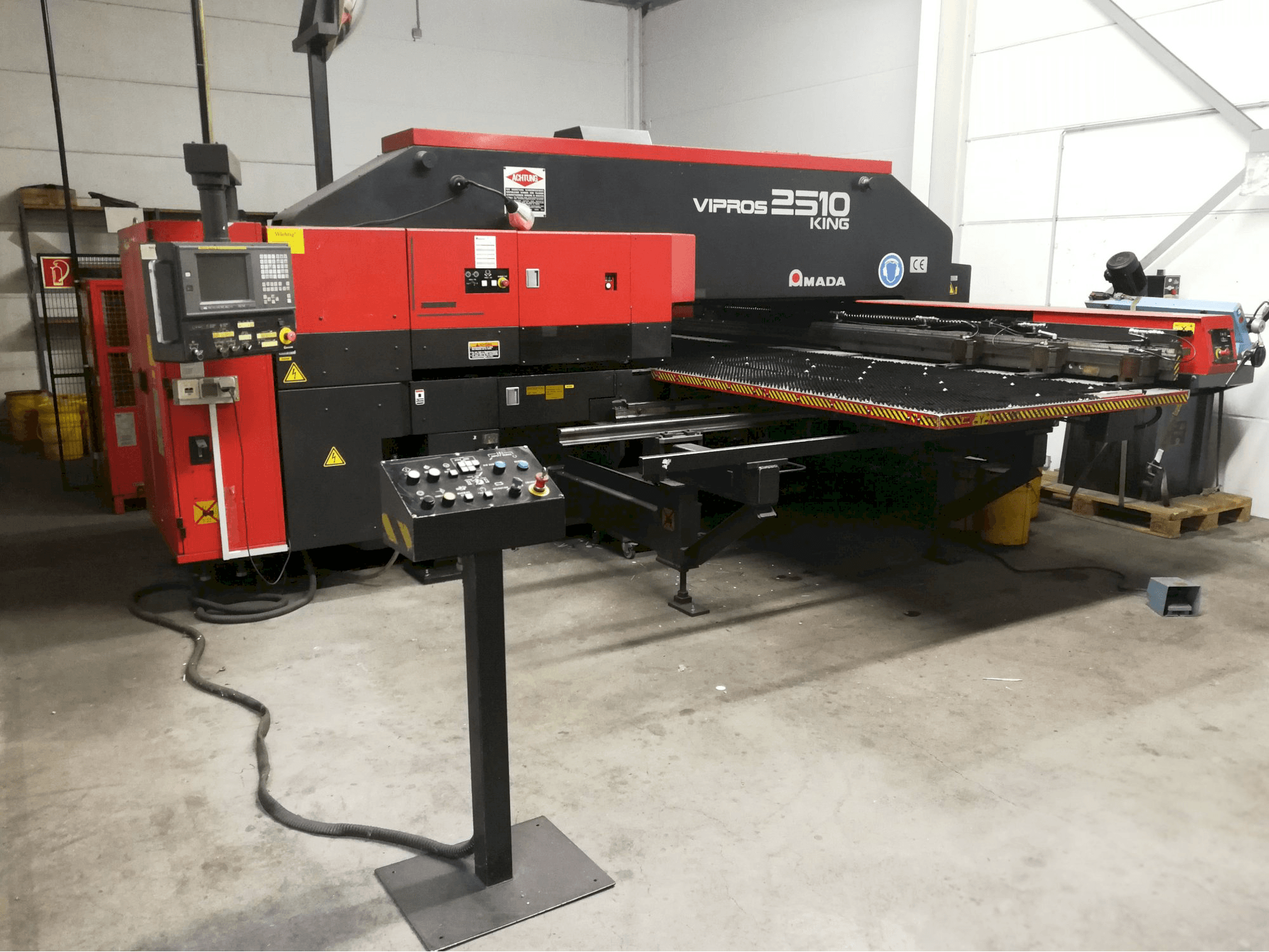 Frontansicht der AMADA Vipros 2510 King Maschine