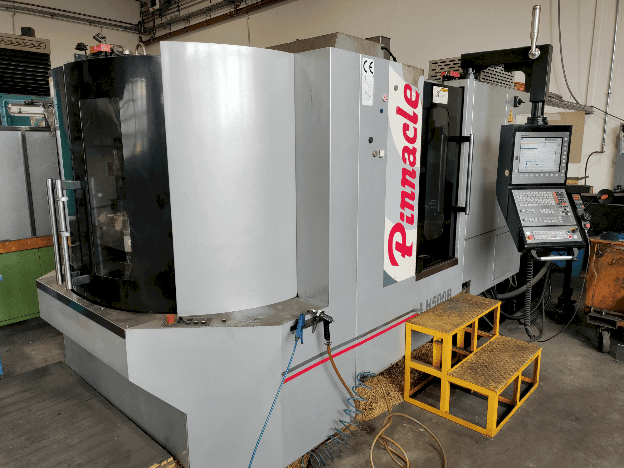 Frontansicht der Pinnacle LH 500B Maschine