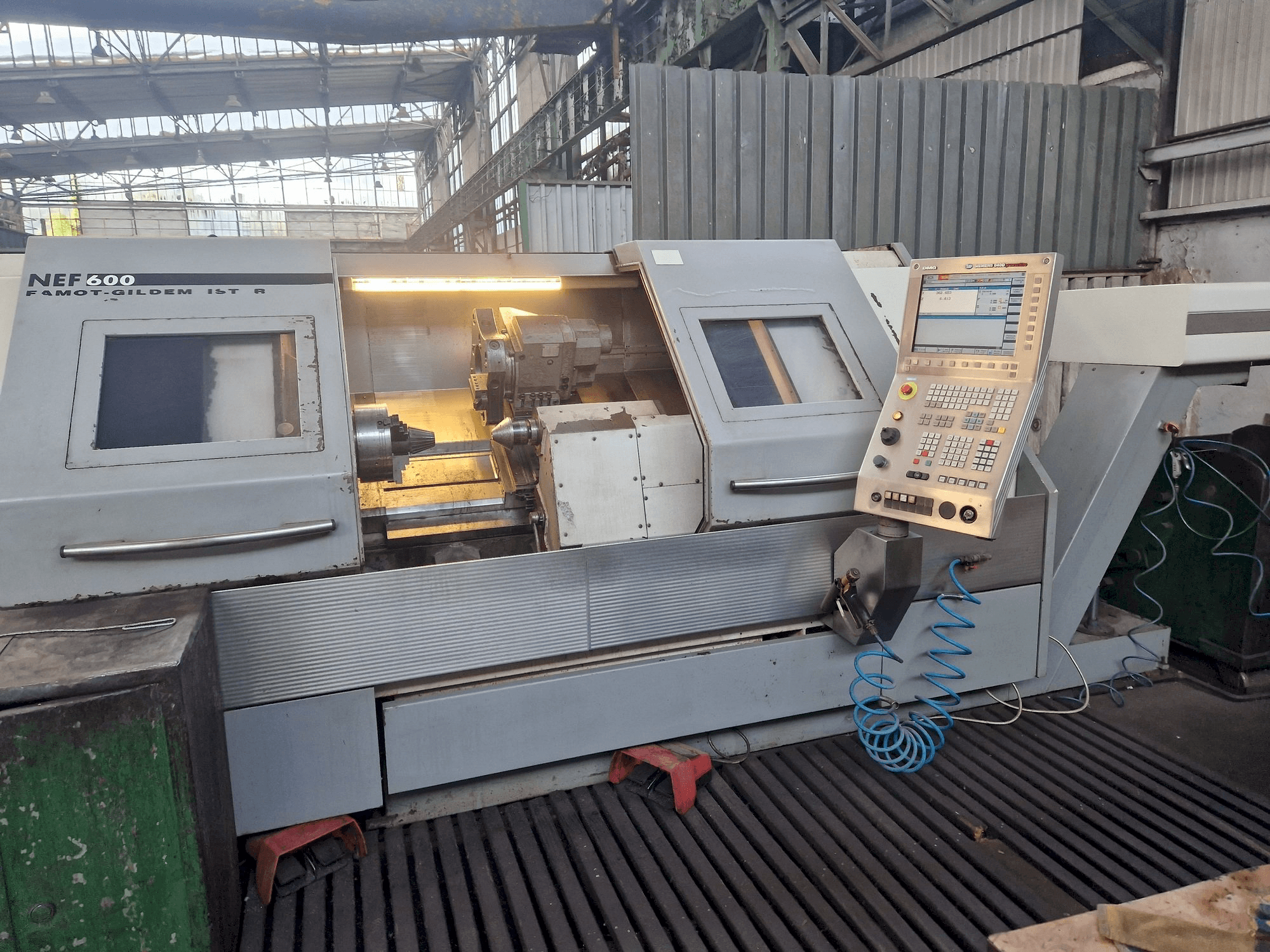 Frontansicht der DMG GILDEMEISTER NEF 600 Maschine