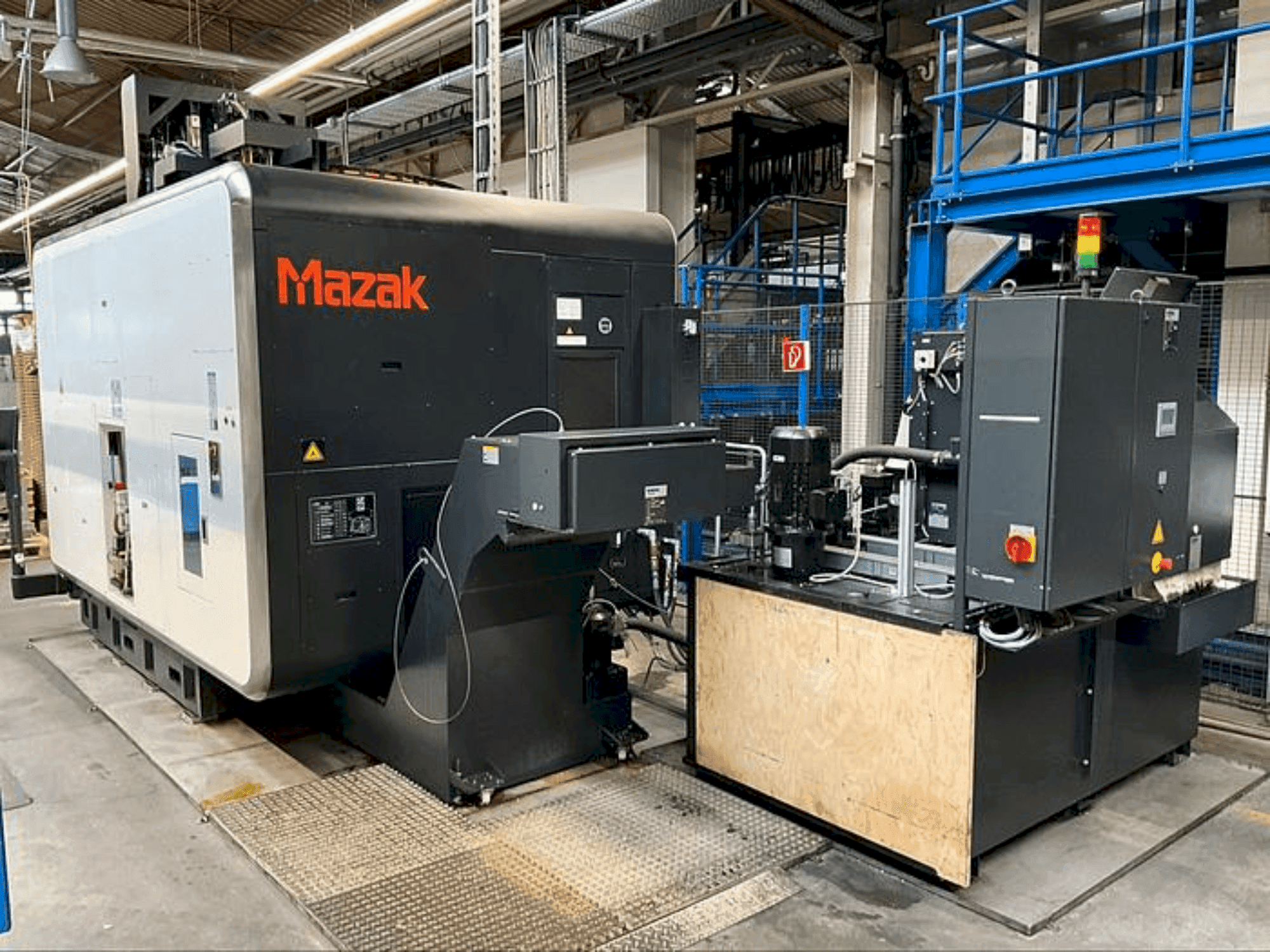Frontansicht der Mazak VARIAXIS i-700 Maschine