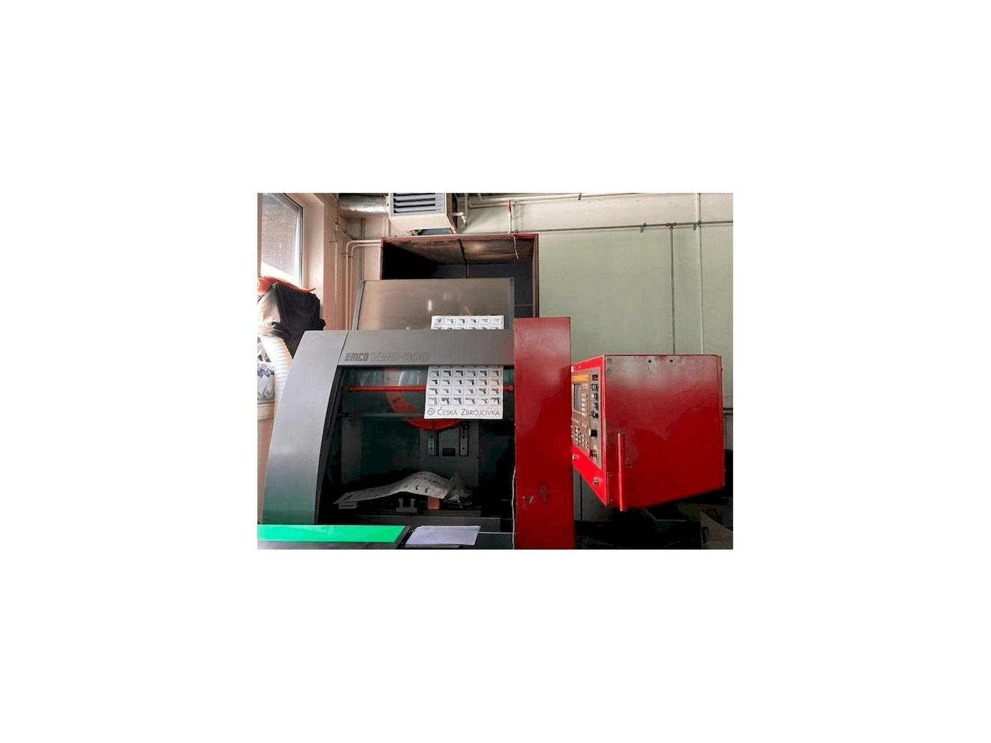 Frontansicht der EMCO VMC 300 Maschine