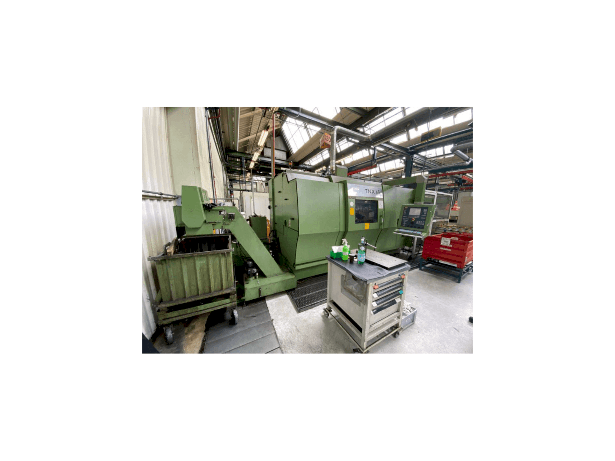 Frontansicht der TRAUB TNX 65 Maschine