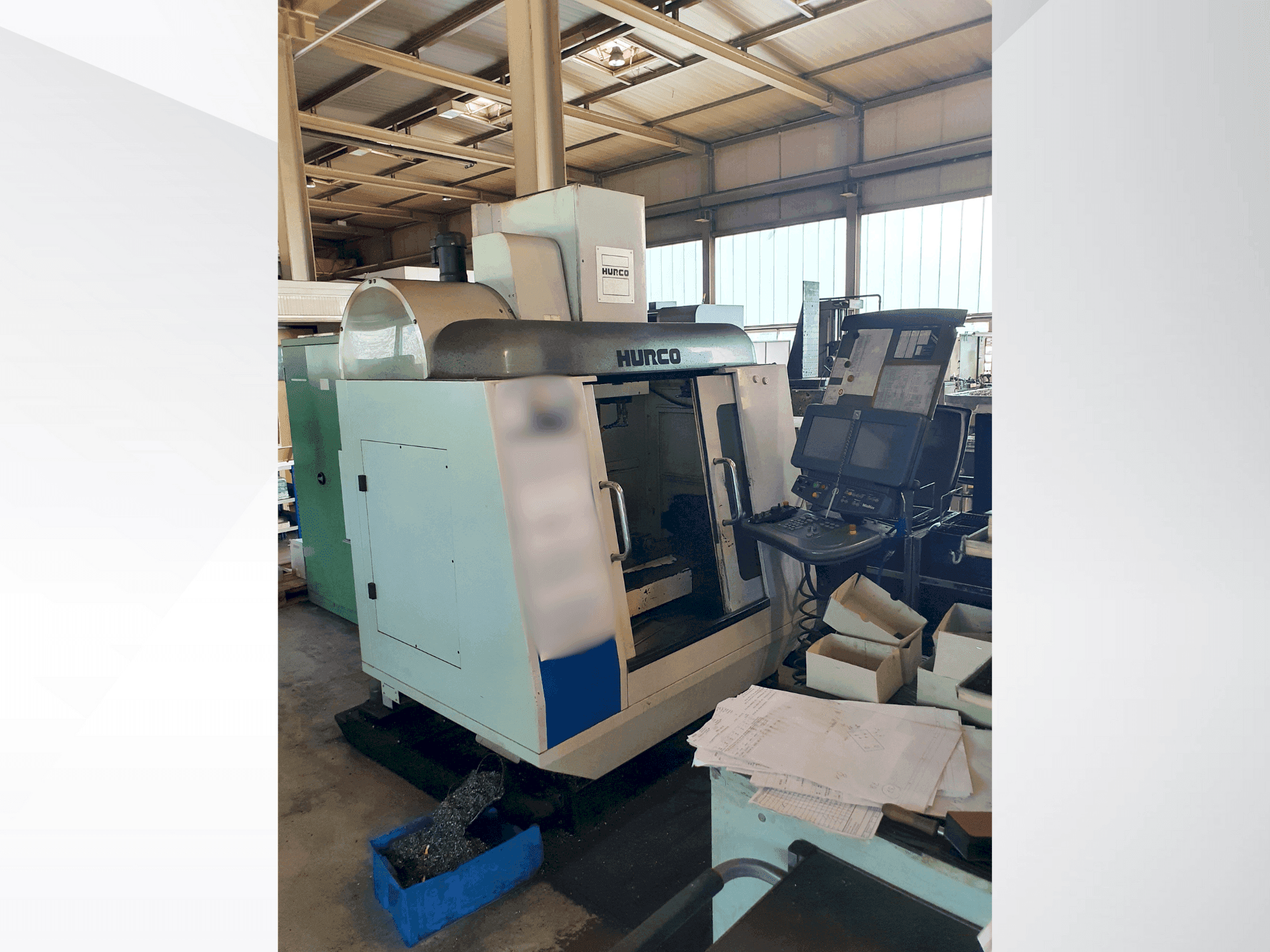 Frontansicht der Hurco VMX42T Maschine