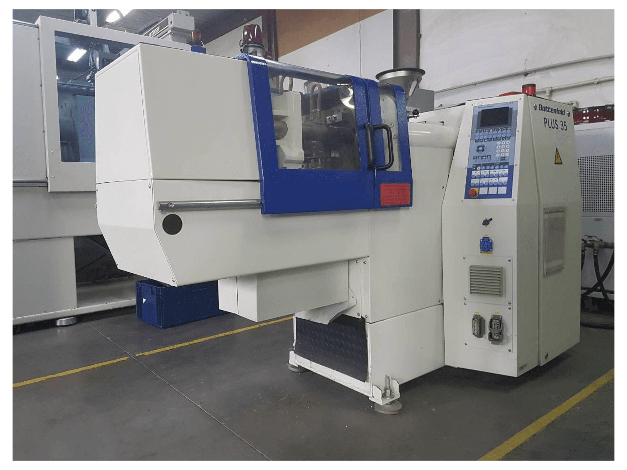 Frontansicht der Battenfeld PLUS 35/75 Maschine