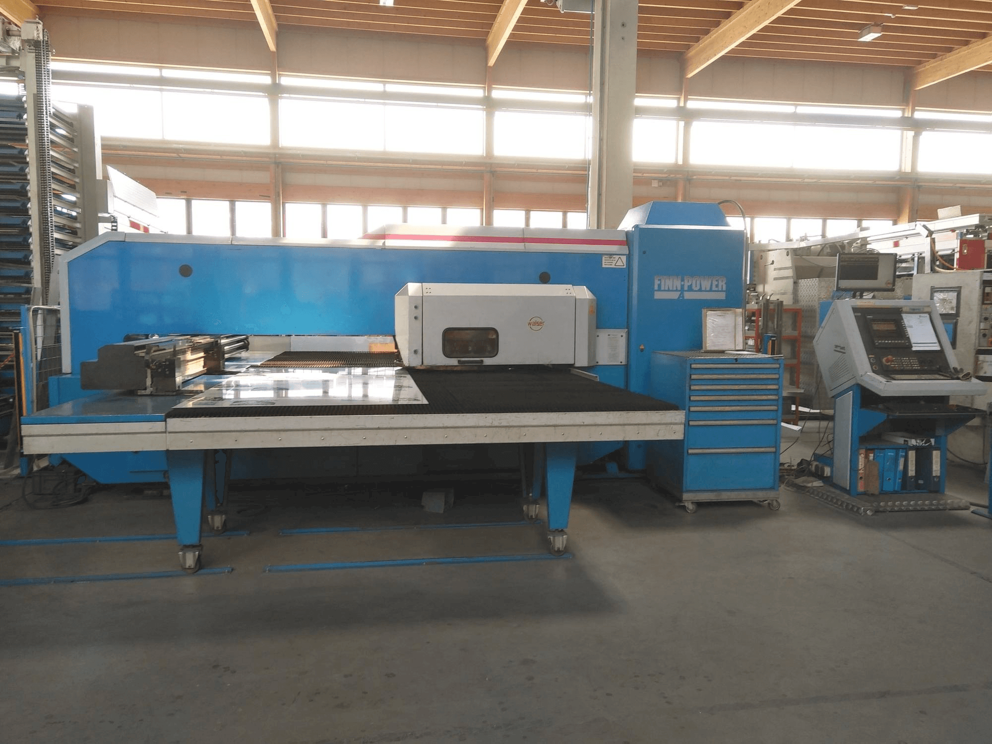 Frontansicht der Finn-Power A5-20SB Maschine